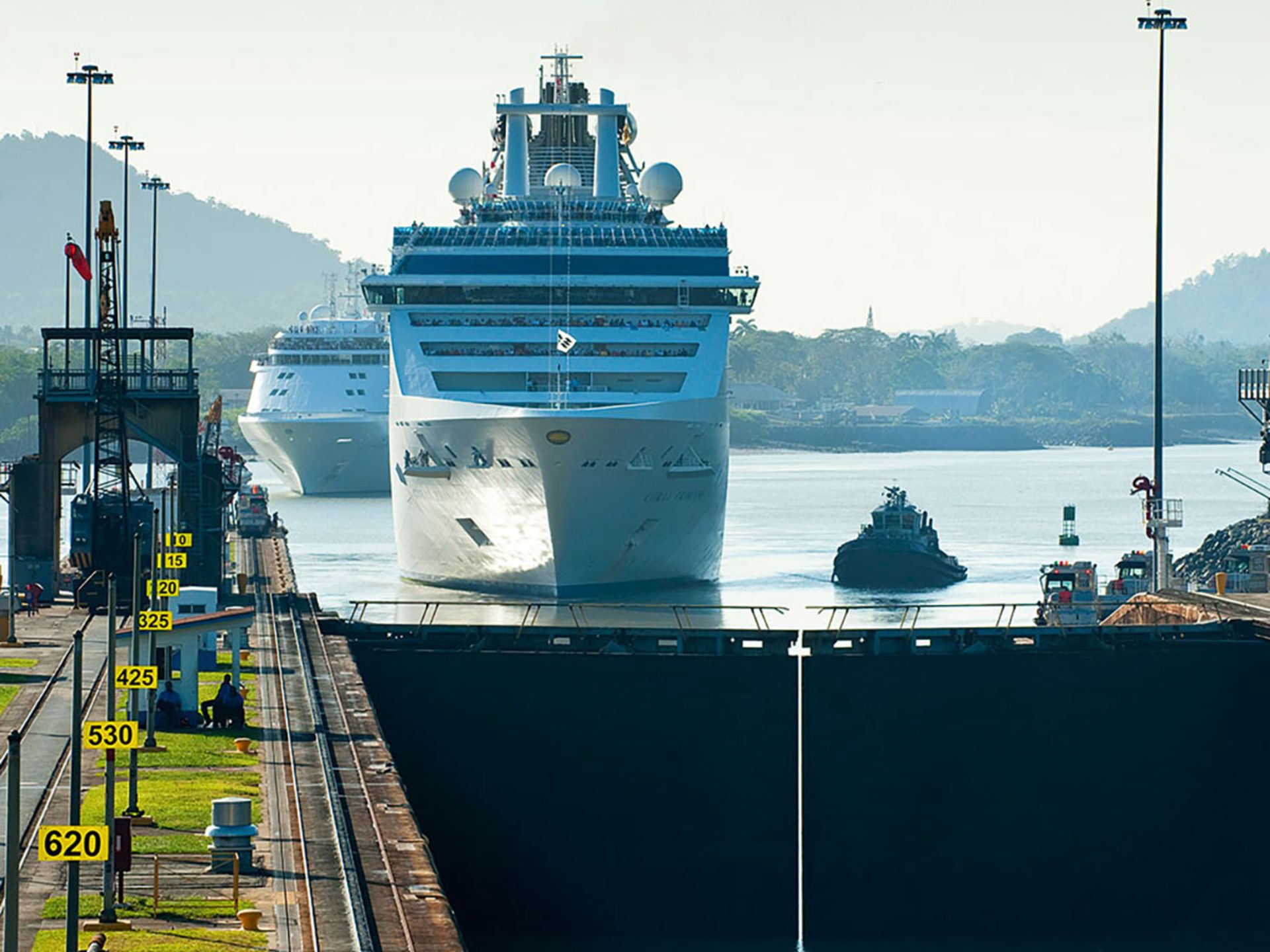 کشتی باری در حال نزدیک شدن به سد سلولی کانال پاناما / Panama Canal