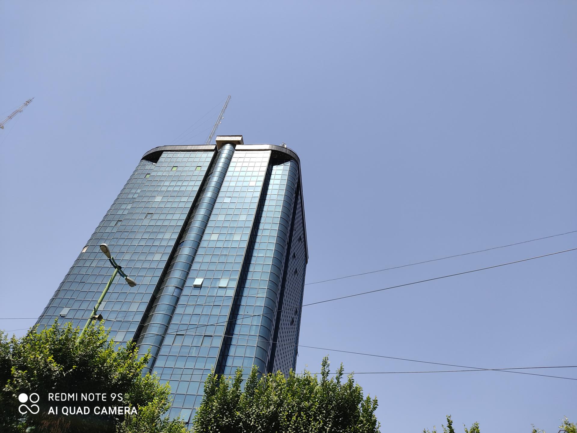 نمونه عکس ردمی نوت 9 اس - نمای ساختمان بلند