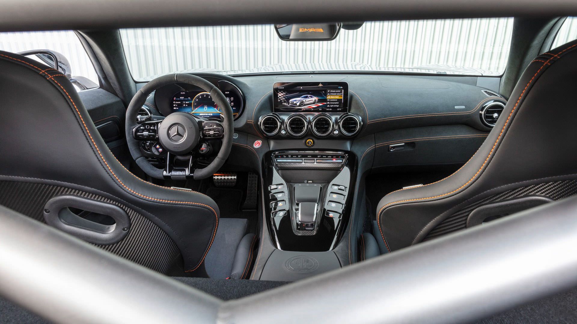 داشبورد و فرمان خودرو مرسدس amg gt سری بلک / Mercedes-AMG GT Black Series