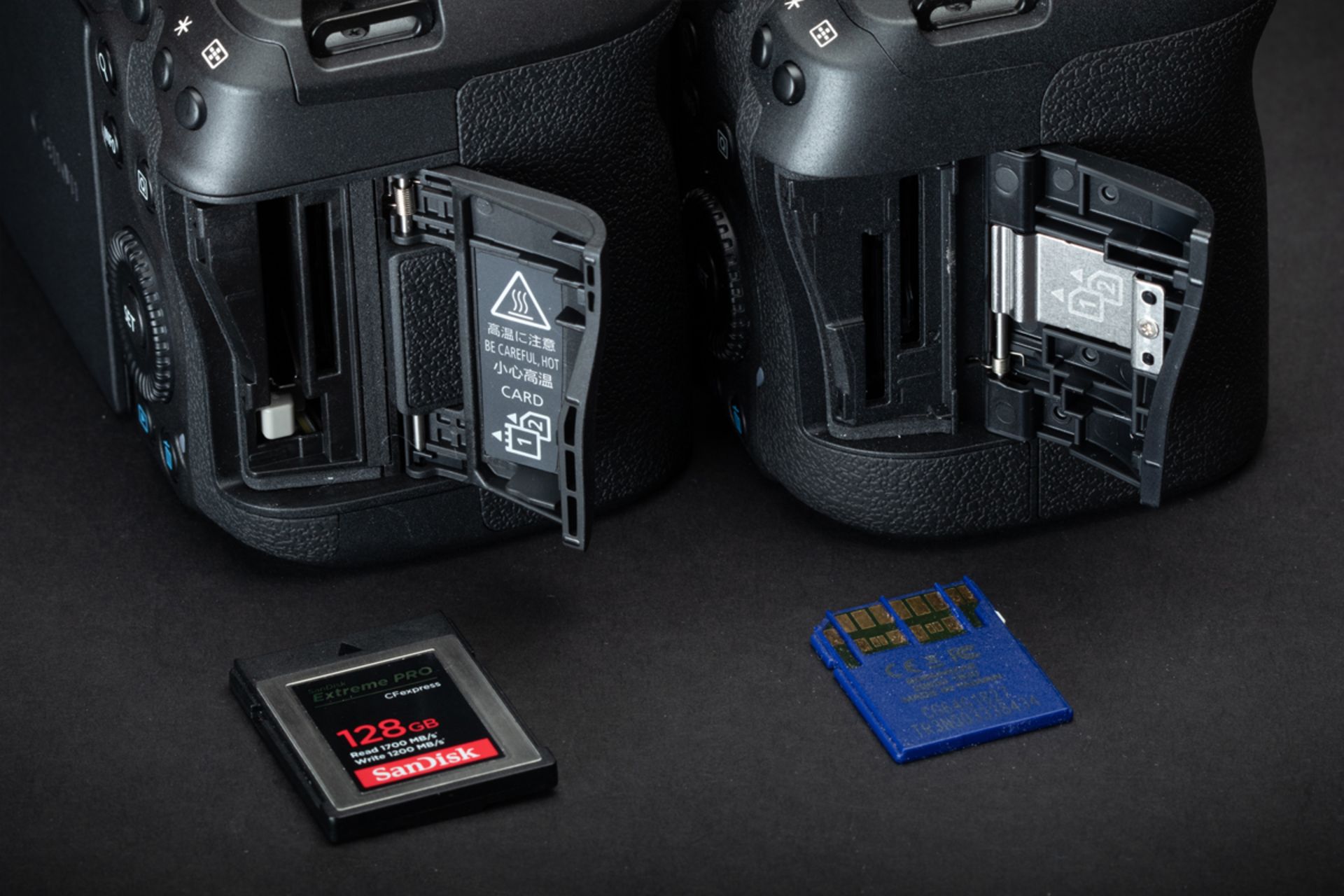 کانن EOS R5 درکنار EOS R6 اسلات کارت حافظه