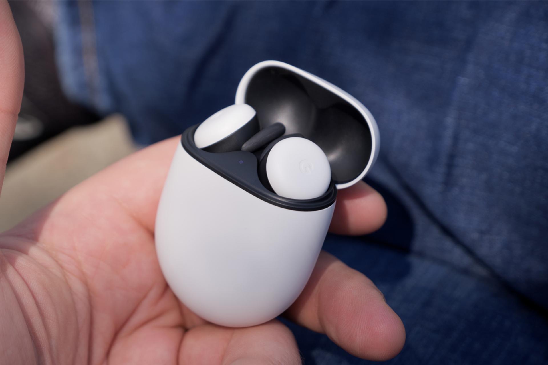 پیکسل بادز گوگل / Google Pixel Buds در کیس شارژ در دست کاربر