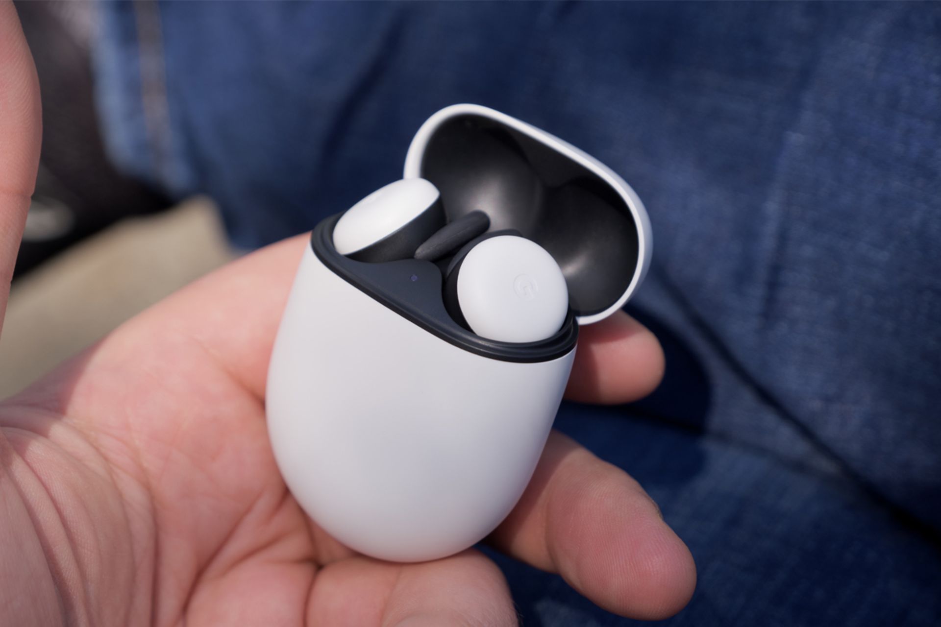 پیکسل بادز گوگل / Google Pixel Buds در کیس شارژ در دست کاربر
