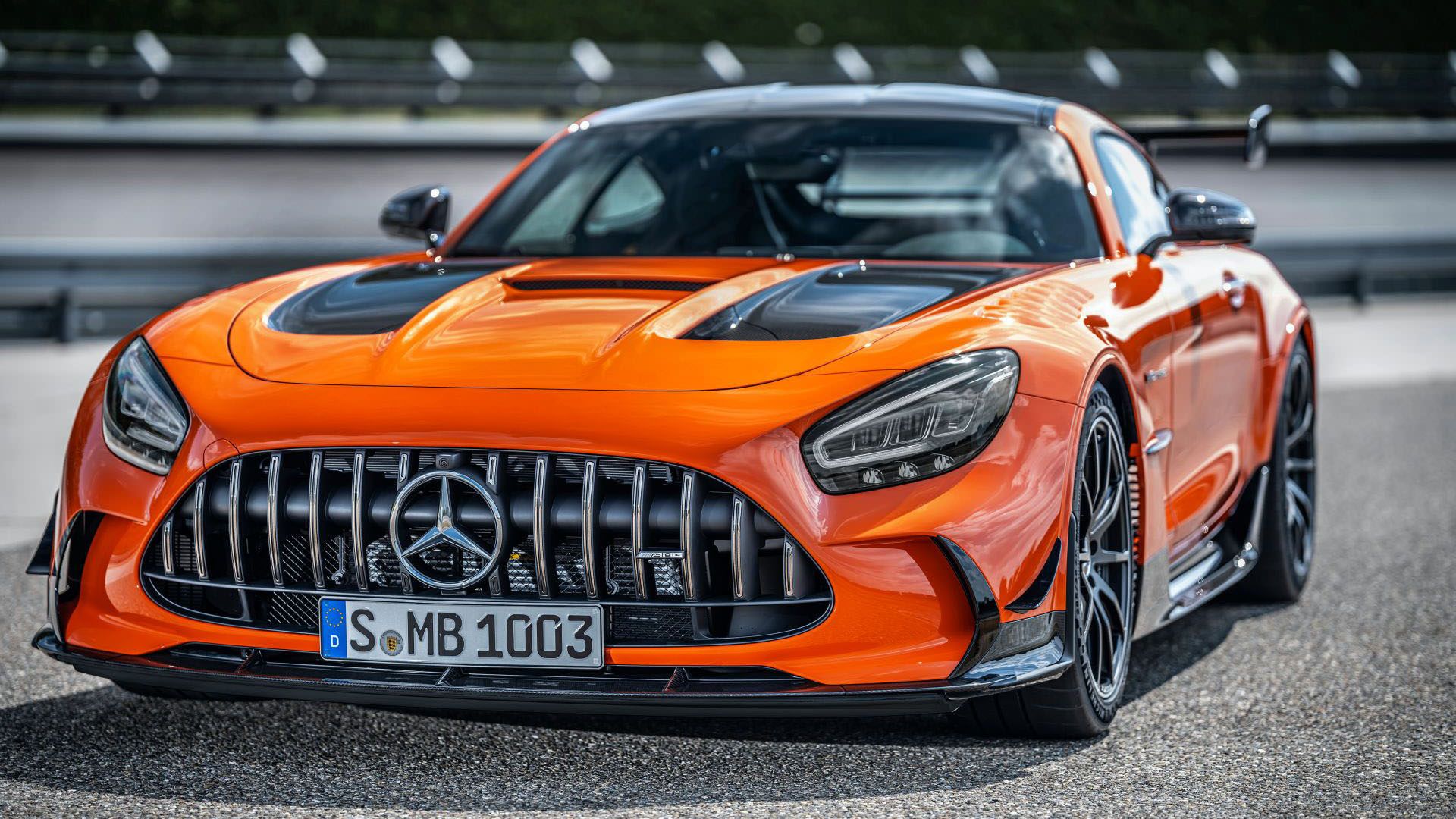 نمای جلو مرسدس amg gt سری بلک / Mercedes-AMG GT Black Series با رنگ نارنجی در پیست
