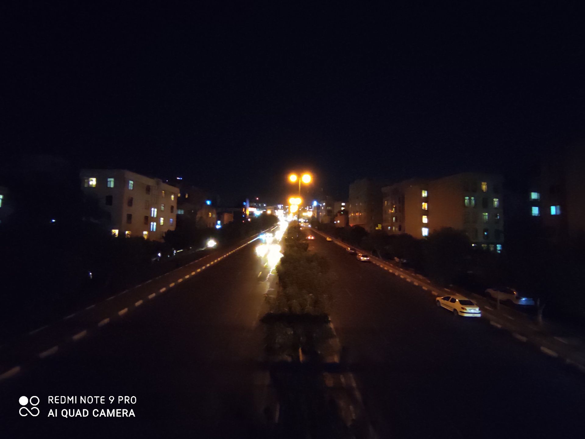 نمونه عکس ردمی نوت 9 پرو - اولتراواید - ساختمان و خیابان در تاریکی
