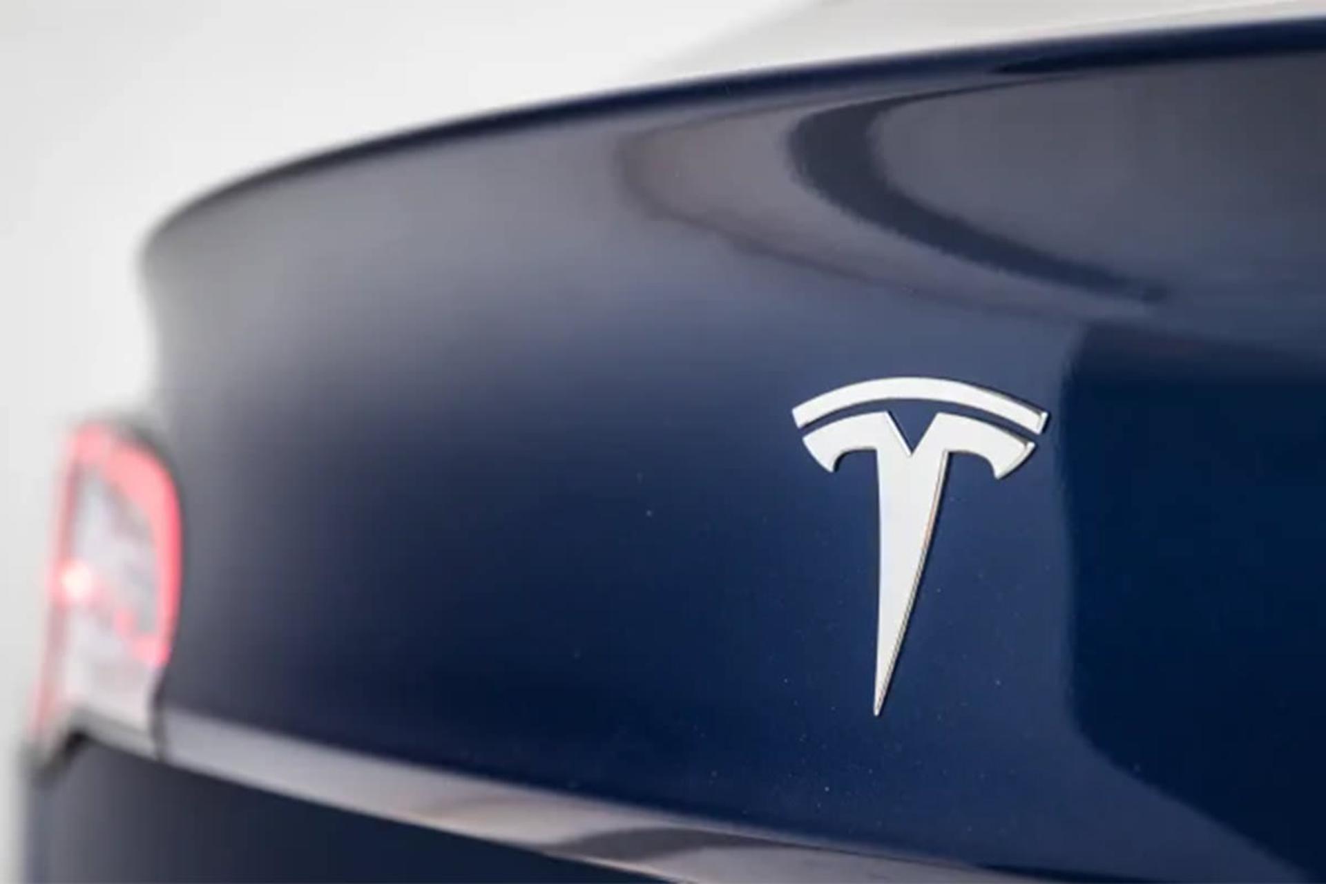 لوگوی شرکت تسلا / tesla روی در صندوق عقب خودروی الکتریکی