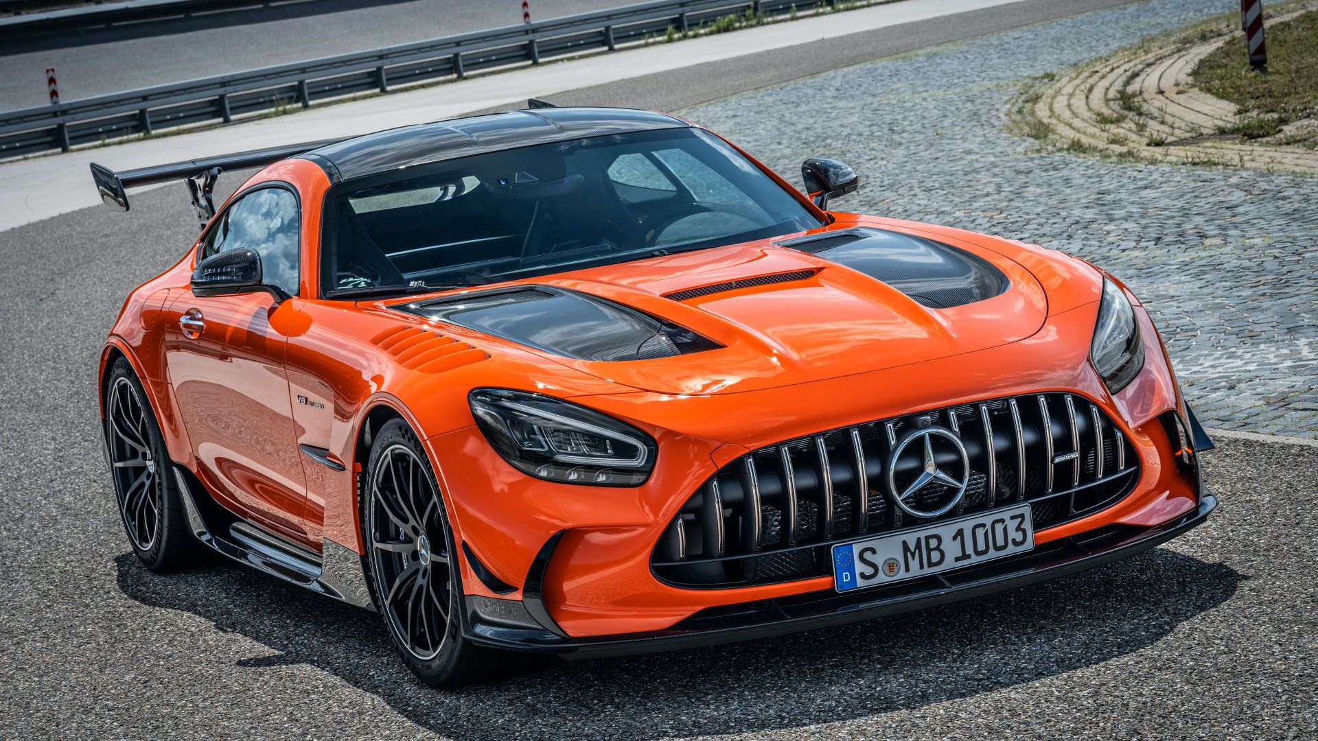مرسدس amg gt سری بلک / Mercedes-AMG GT Black Series با رنگ نارنجی در پیست