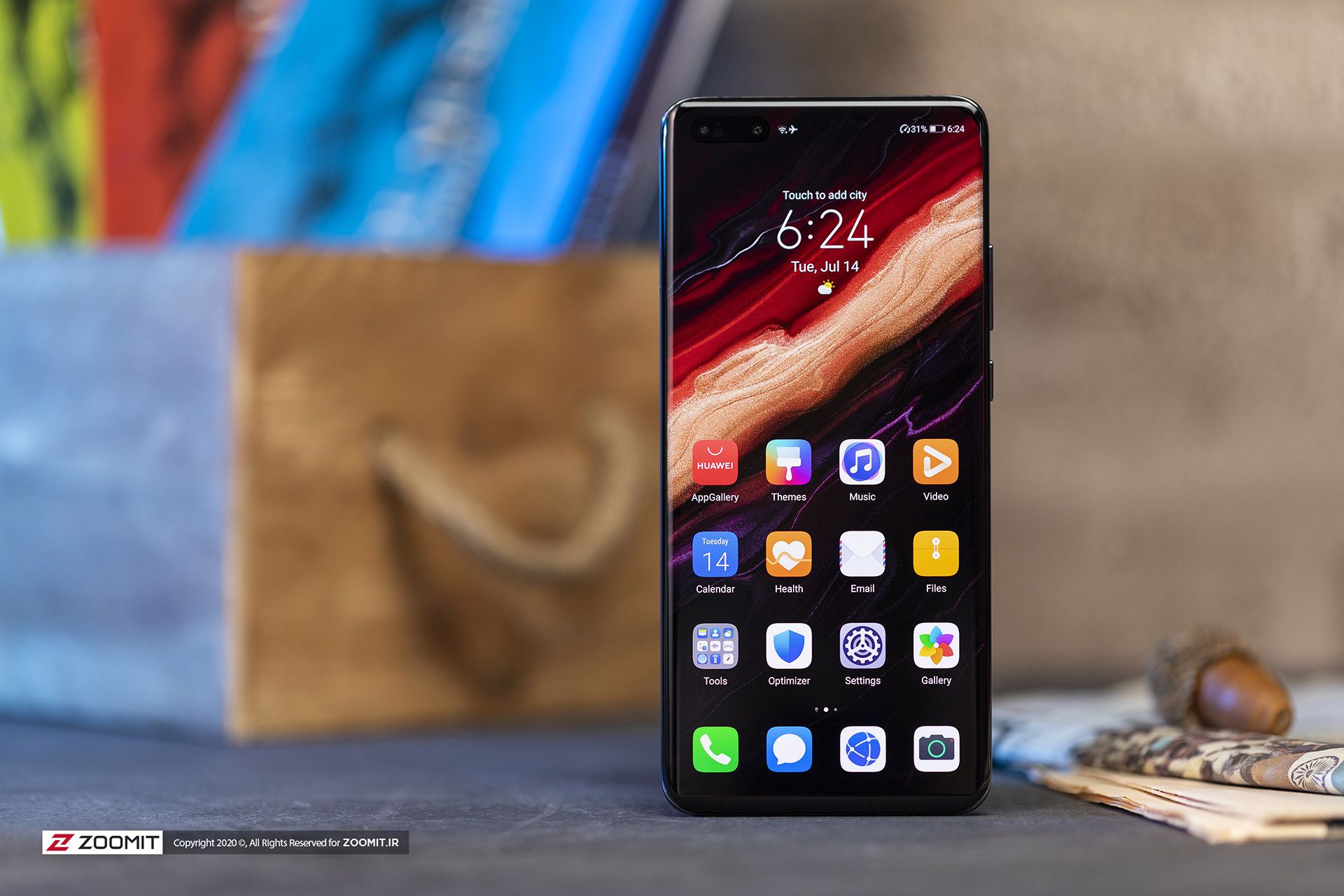 نمای جلو هواوی پی ۴۰ پرو / Huawei P40 Pro روی میز