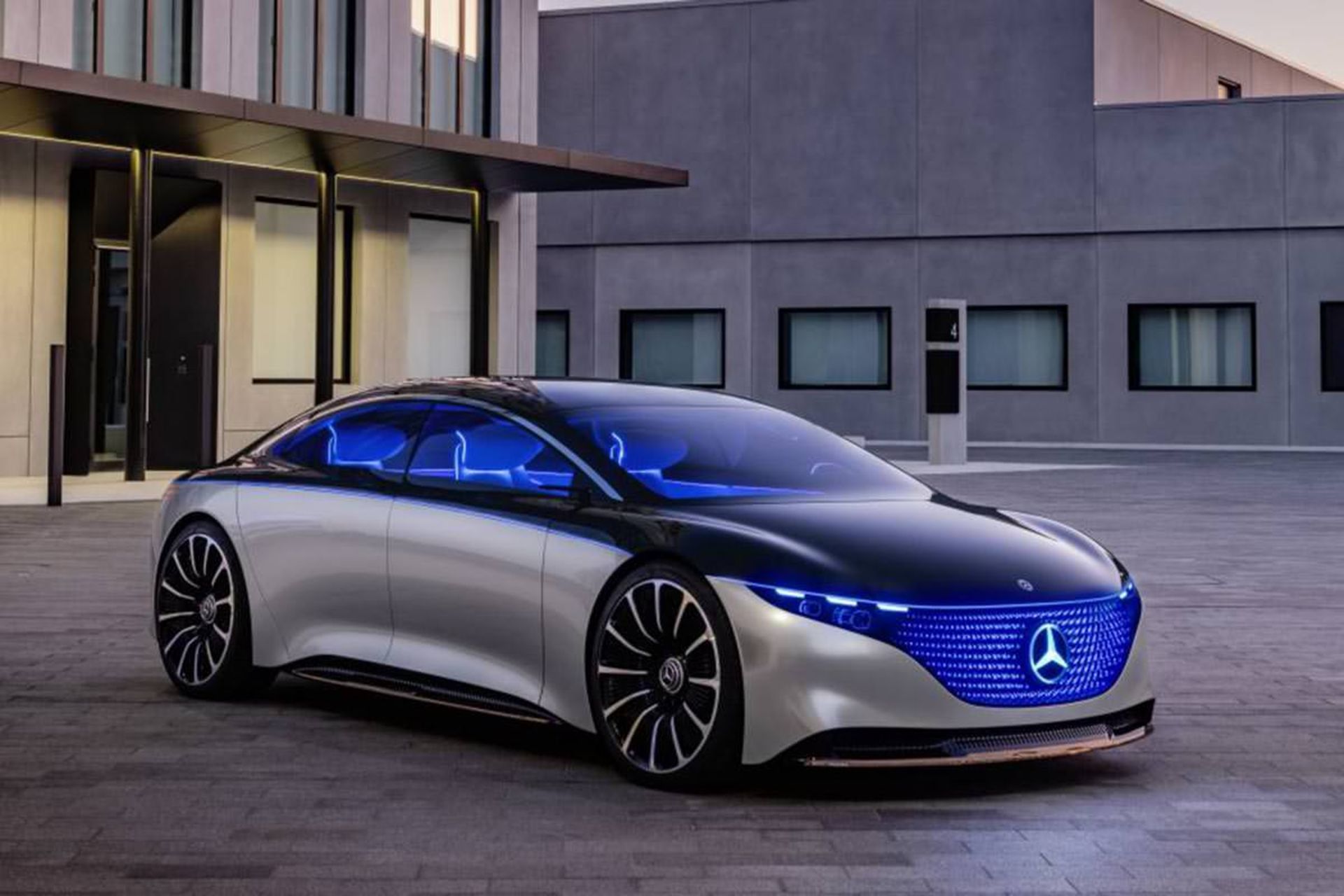 خودروی الکتریکی / electric car مرسدس بنز ای کیو اس / mercedes benz eqs‌ با رنگ آبی و نقره ای در کنار ساختمان