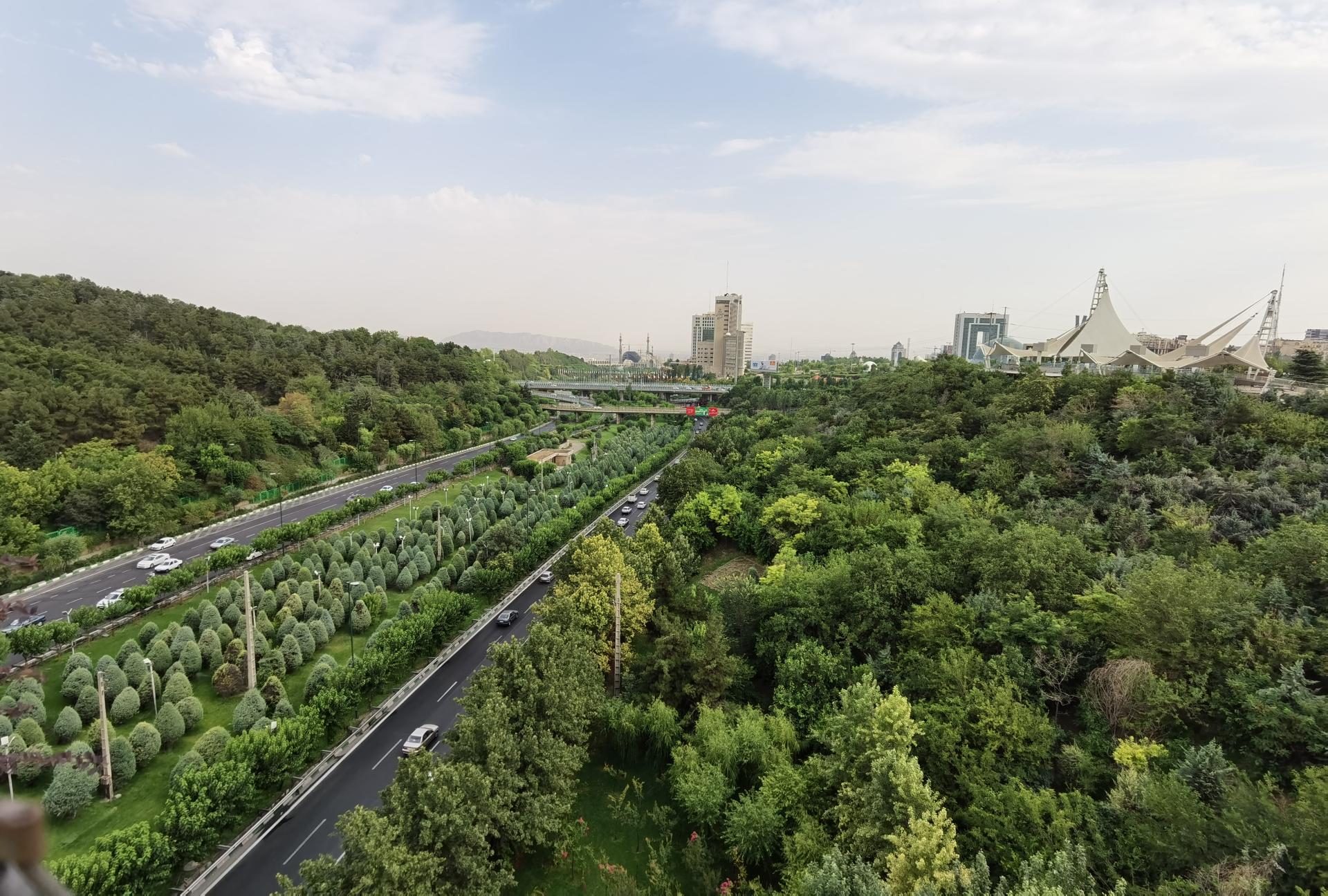 نمونه عکس اولتراواید هواوی P40 Pro - منظره بزرگراه و فضای سبز