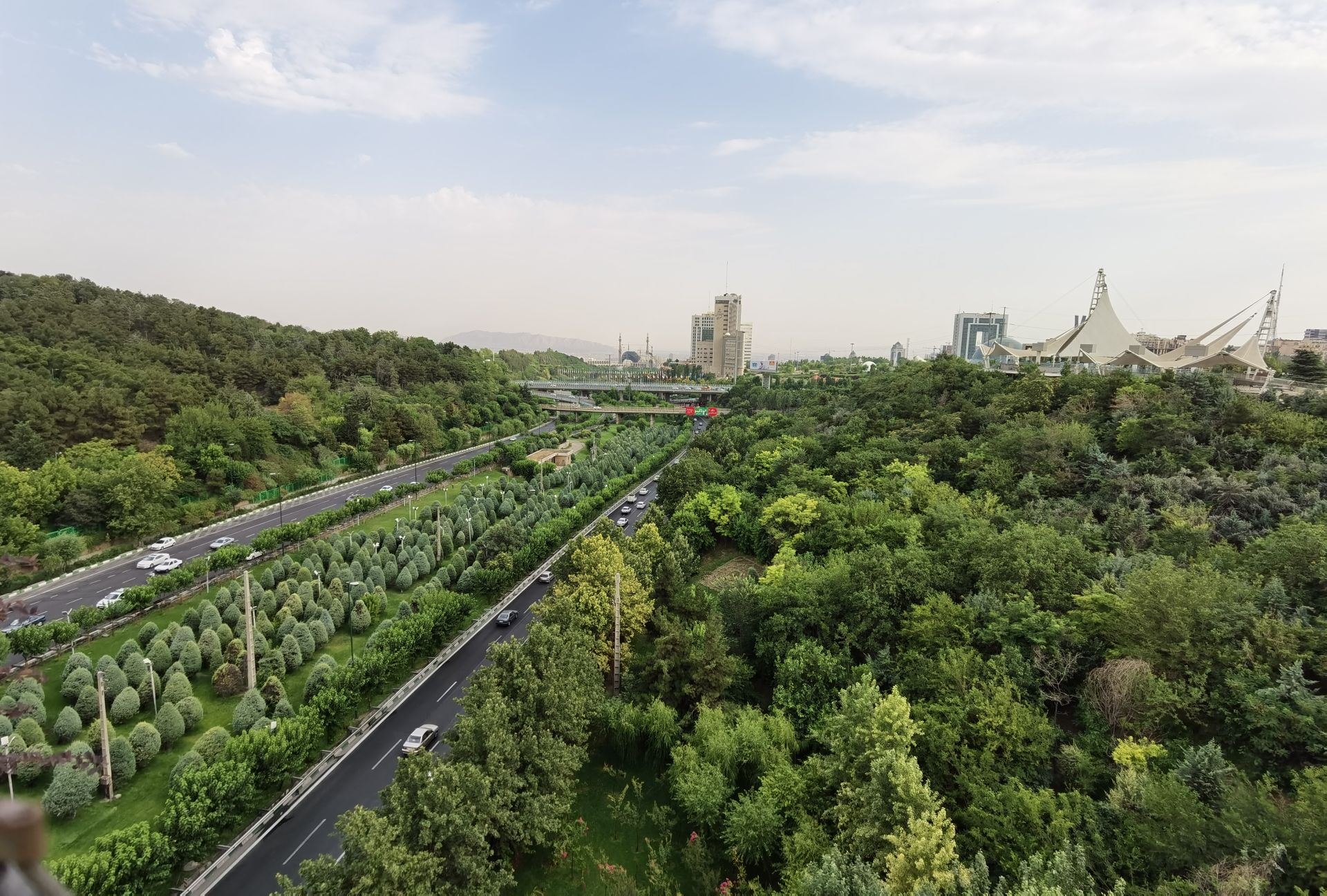 نمونه عکس اولتراواید هواوی P40 Pro - منظره بزرگراه و فضای سبز