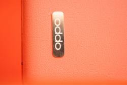لوگو اوپو / Oppo / اپو در پشت گوشی نارنجی