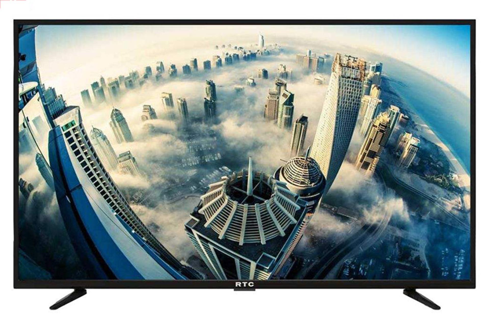 نمای جلو تلویزیون آر تی سی BM5400 مدل 43 اینچ با صفحه روشن