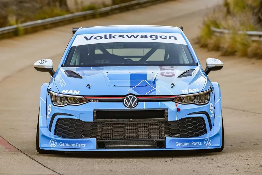 نمای جلو هاچ بک فولکس واگن گلف 8 جی تی آی /  Volkswagen Golf 8 GTI GTC با رنگ آبی در پیست
