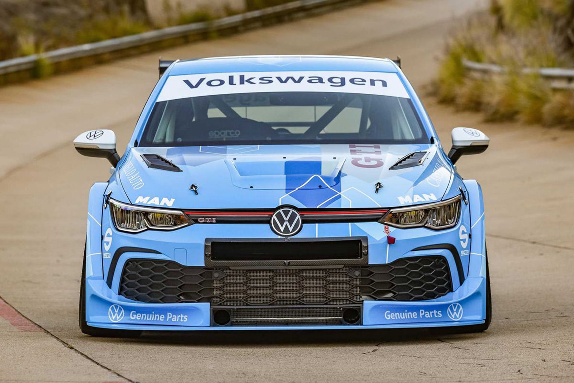 نمای جلو هاچ بک فولکس واگن گلف 8 جی تی آی /  Volkswagen Golf 8 GTI GTC با رنگ آبی در پیست