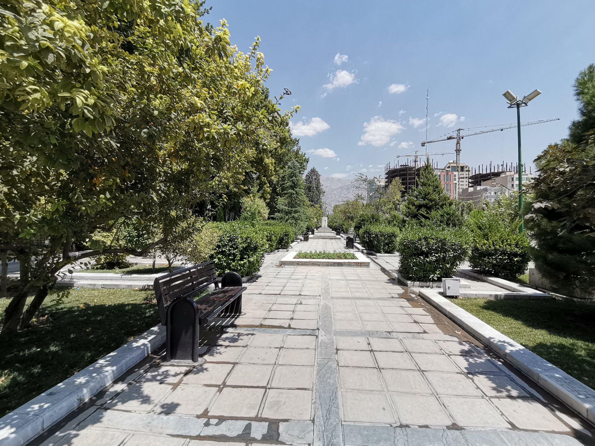 نمونه عکس دوربین اولتراواید هواوی نوا 7 آی - پارک ملت، پیاده رو