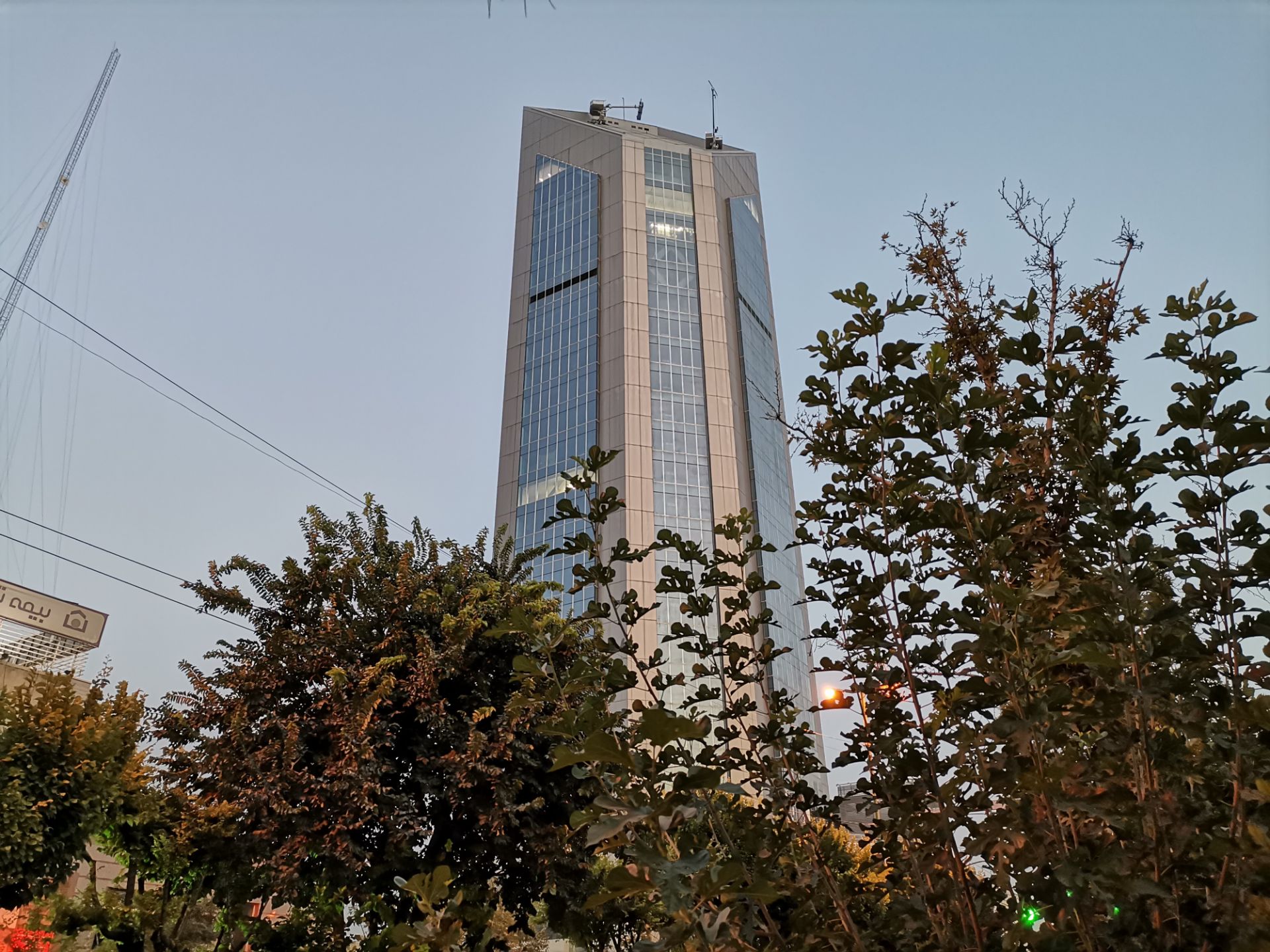 نمونه عکس واید هواوی نوا 7 آی - برج در روشنایی ضعیف