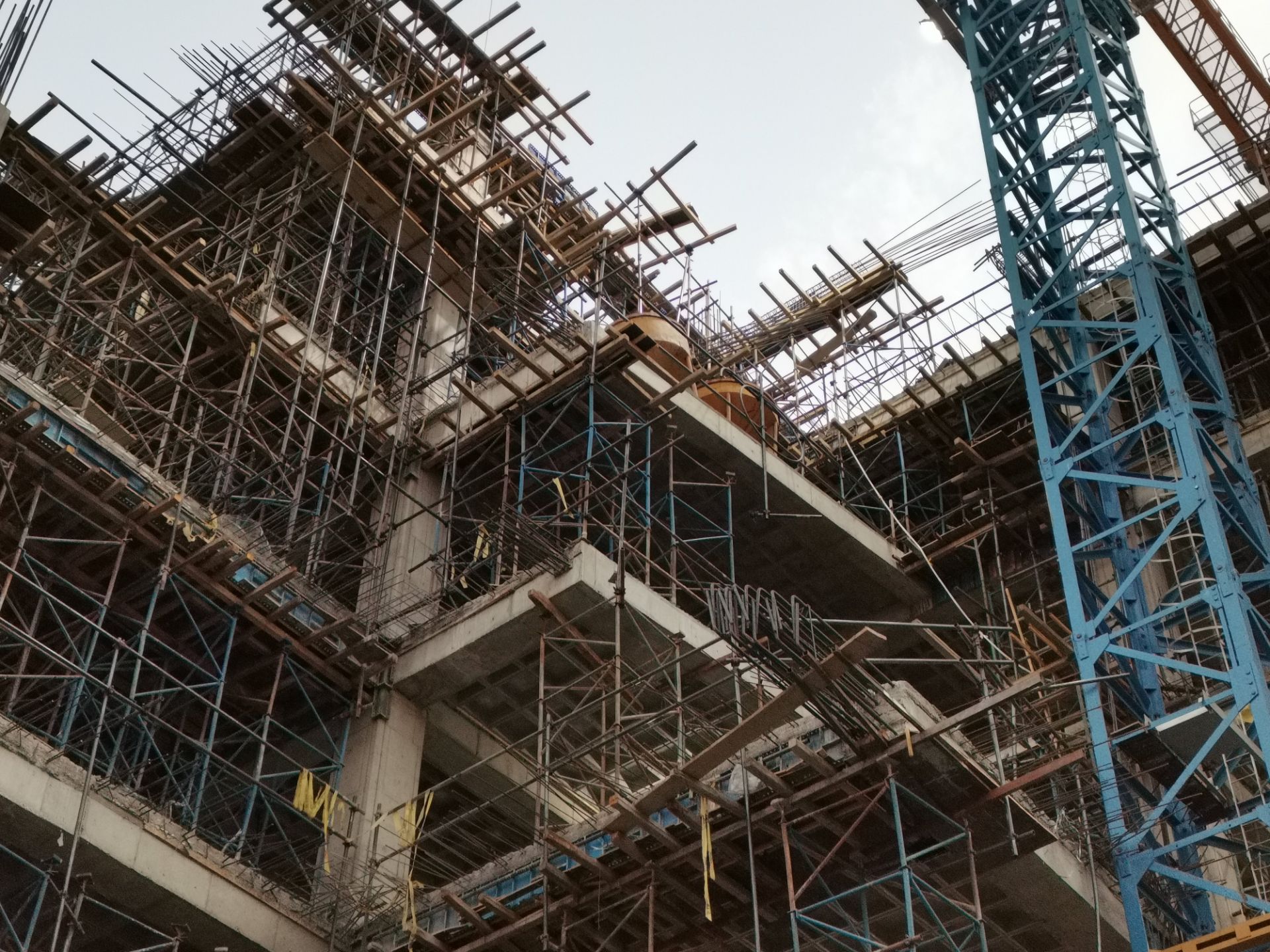 نمونه عکس زوم 2 برابری هواوی نوا 7 آی - ساختمان نیمه کاره در روشنایی ضعیف