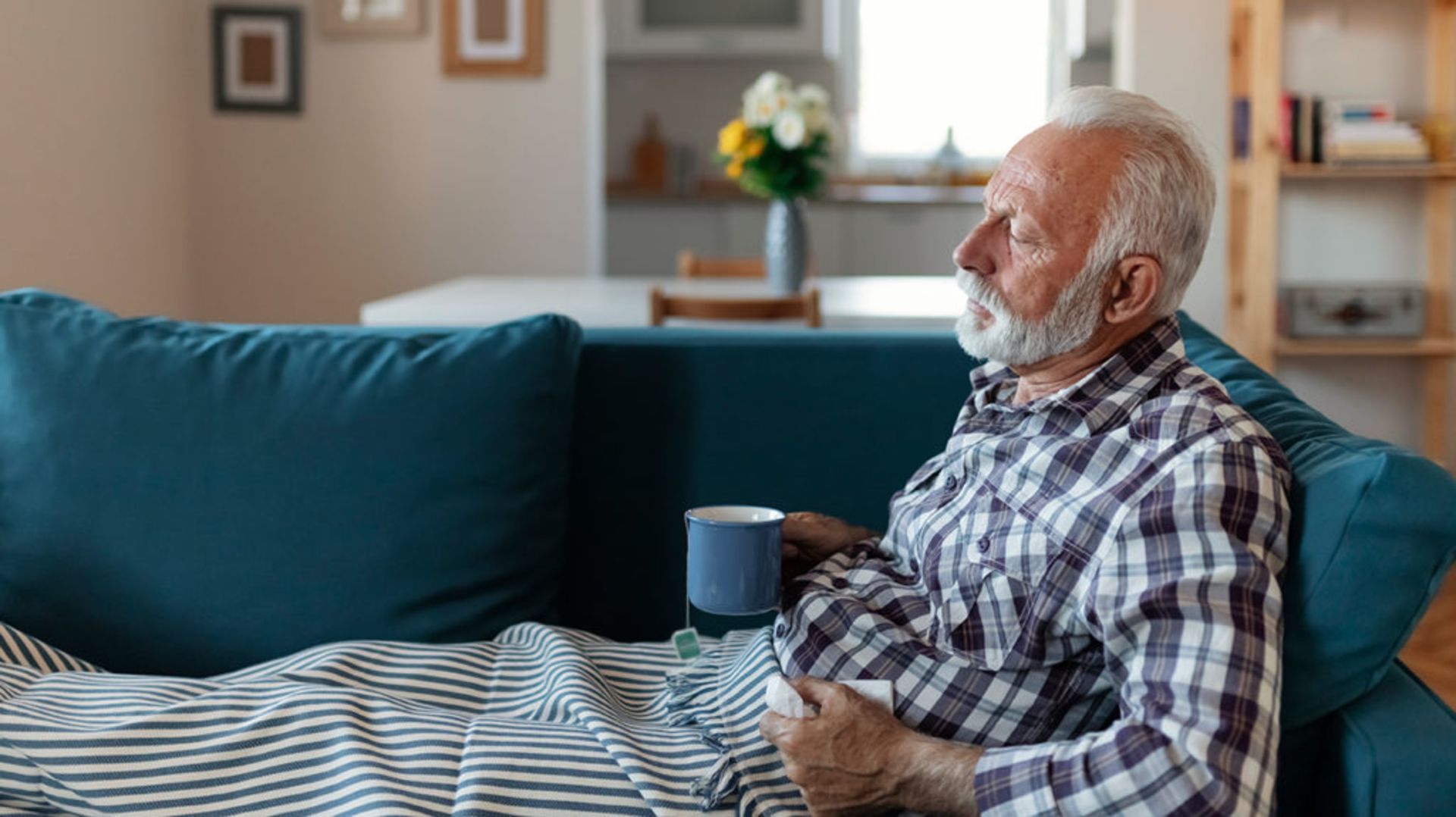 این فرد برای درمان برونشیت خود مایعات می‌نوشد