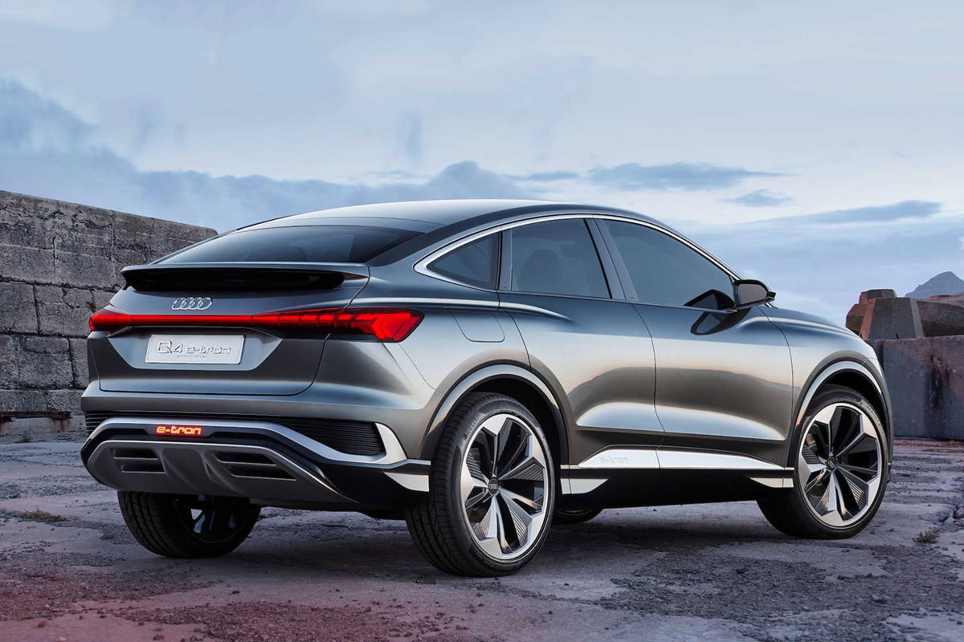 نمای عقب خودرو شاسی بلند / suv و برقی آئودی q4 ای-ترون اسپرت بک / Audi Q4 E-Tron Sportback Concept