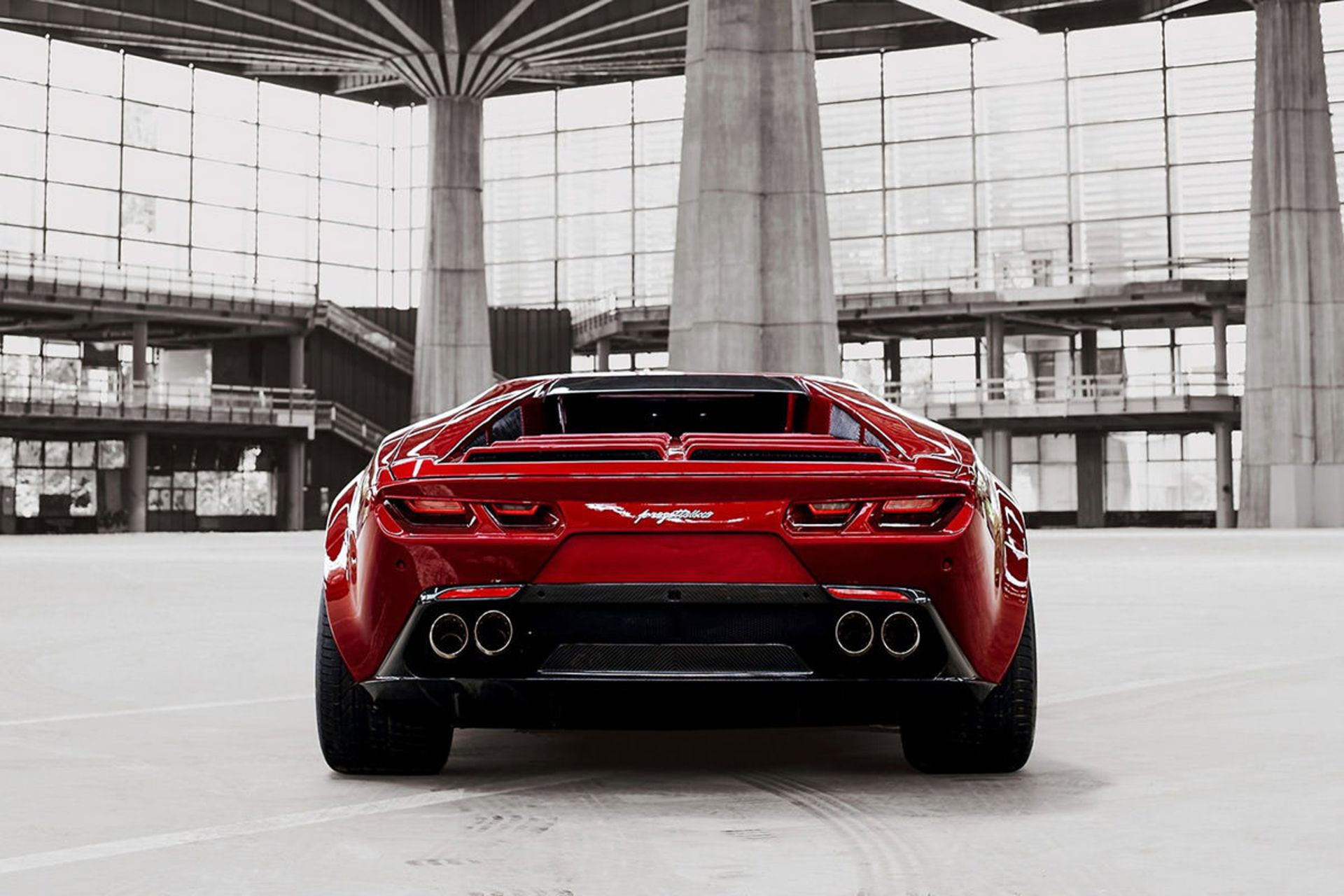 نمای عقب سوپراسپرت پانتر پروجتویونو /  Panther ProgettoUno قرمز رنگ با لوله اگزوز چهارگانه