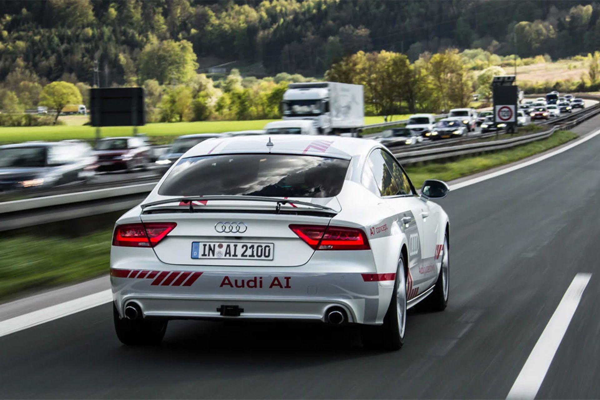 نمای عقب از خودرو خودران آئودی / audi در بزرگراه آلمان