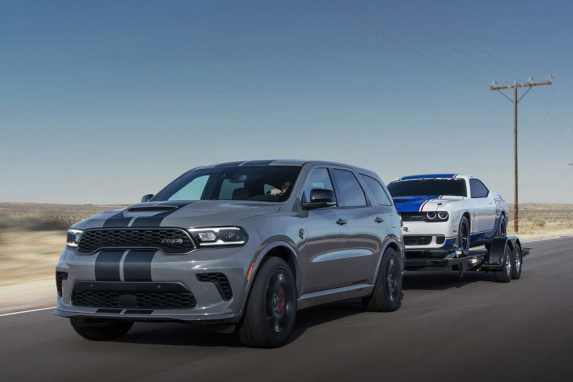 تصویر خودرو شاسی بلند دوج دورانگو اس آر تی هل کت / Dodge Durango SRT Hellcat در حال یک کشی خودرو دوج