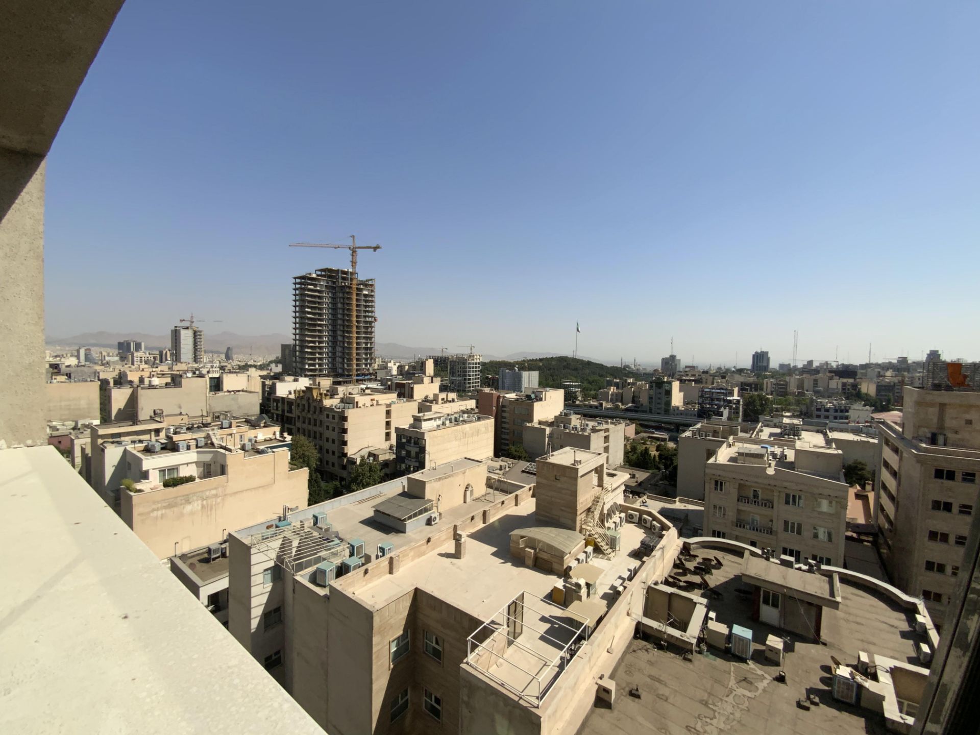 نمونه عکس دوربین اولتراواید آیپد پرو ۲۰۲۰ اپل از ساختمان‌ها