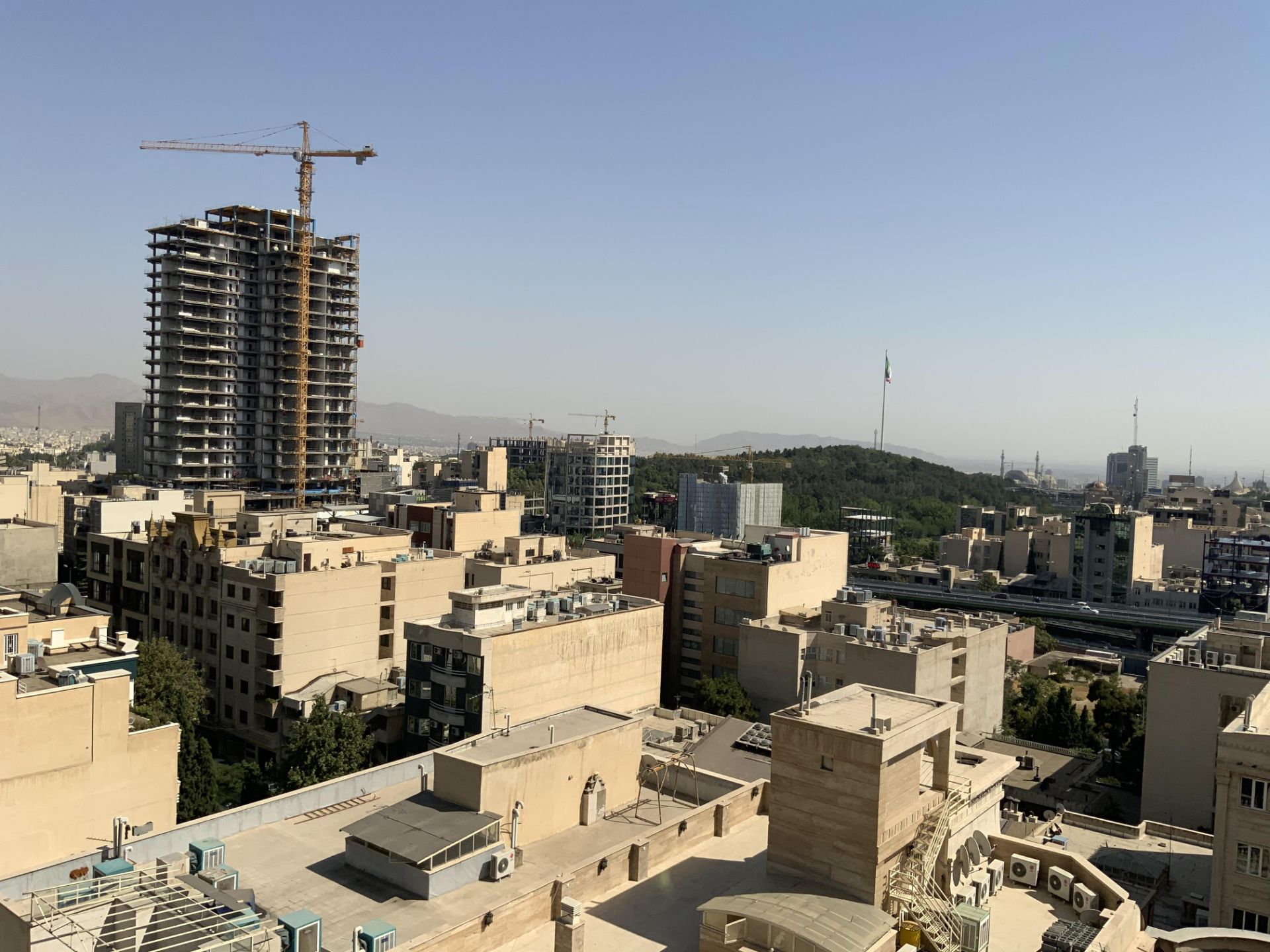 نمونه عکس دوربین اصلی آیپد پرو ۲۰۲۰ از ساختمان‌ها