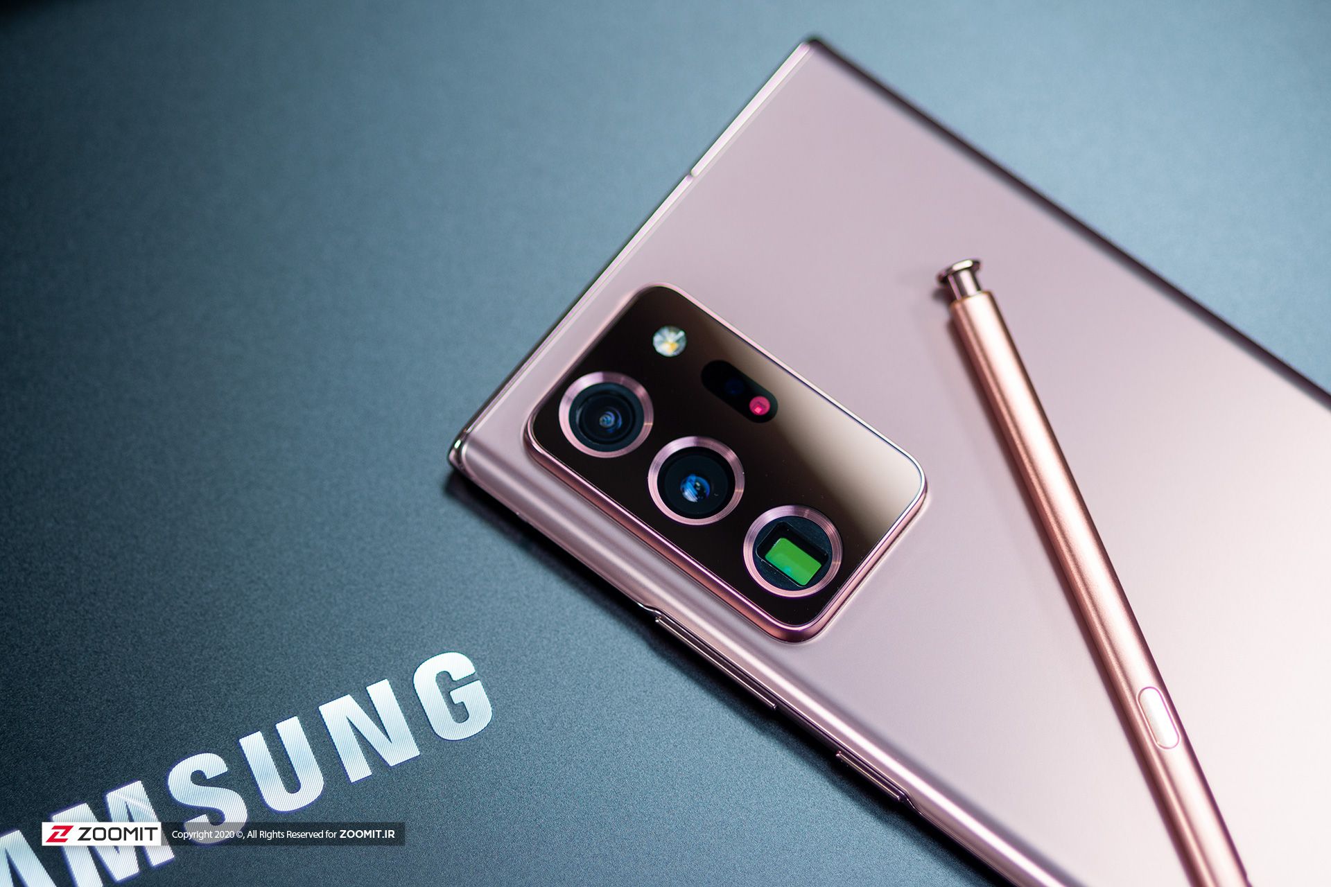 نمای دوربین گلکسی نوت 20 اولترا در کنار لوگو سامسونگ