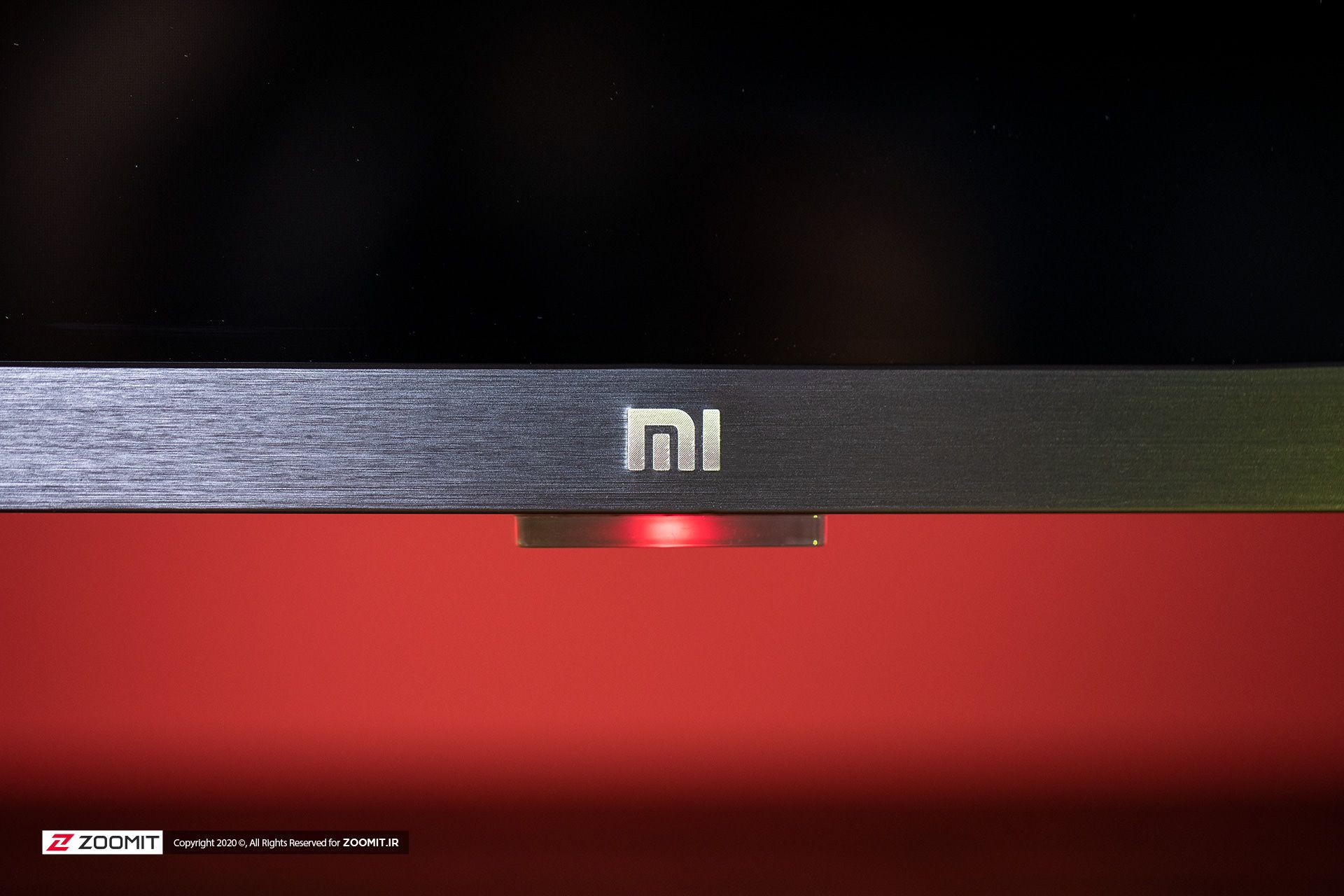 لوگوی Mi و نمای نزدیک از فریم آلومنیومی و برس خورده تلویزیون MI TV 4S شیائومی