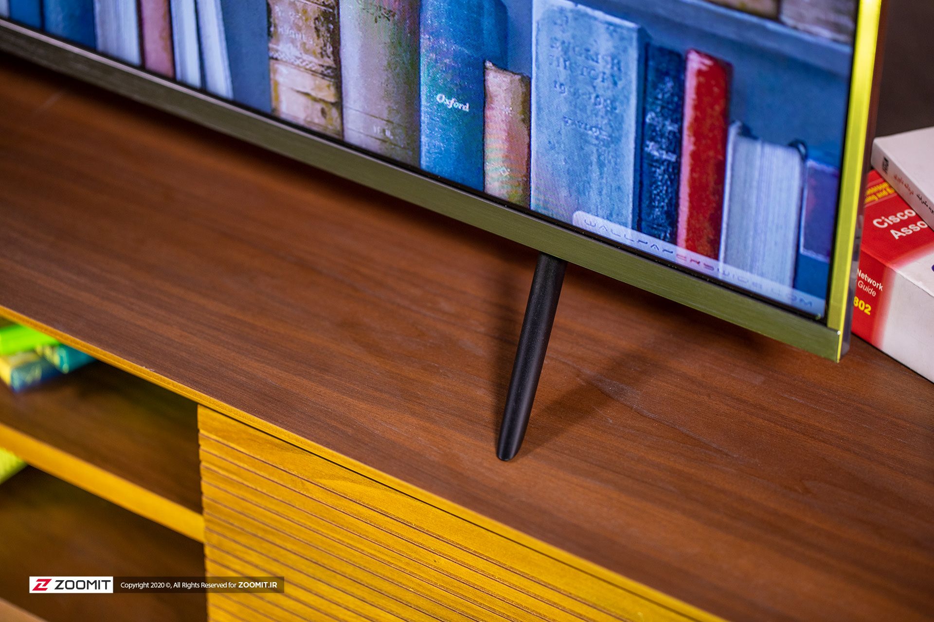 نمای پایه فلزی قرار گرفته روی میز و فریم کناری و زیرین تلویزیون شیائومی Mi TV 4S
