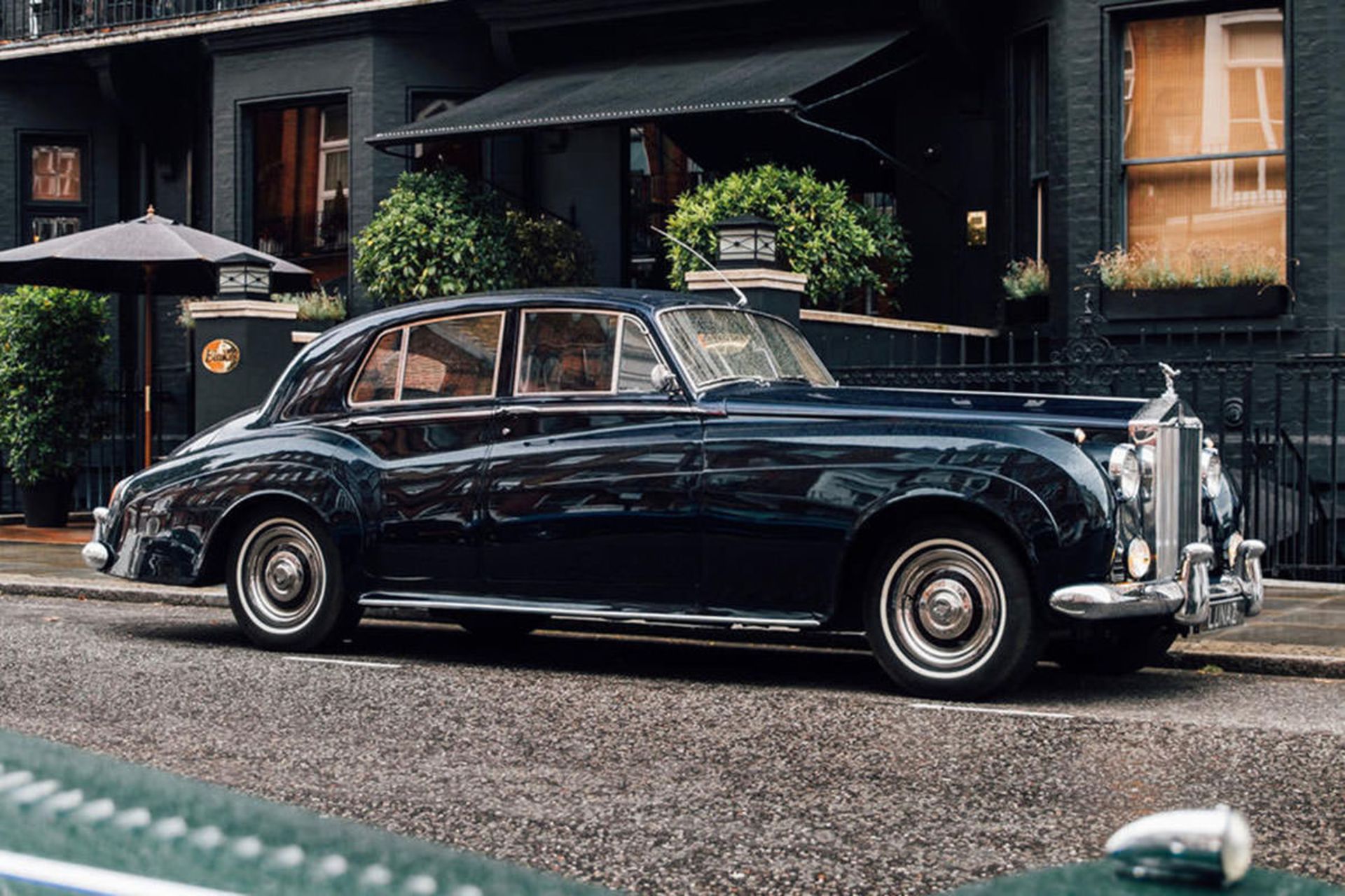   خودرو کلاسیک لیموزین برقی لوناز رولزرویس سیلور کلاود/ Lunaz Rolls-Royce EV سیاه رنگ در خیابان