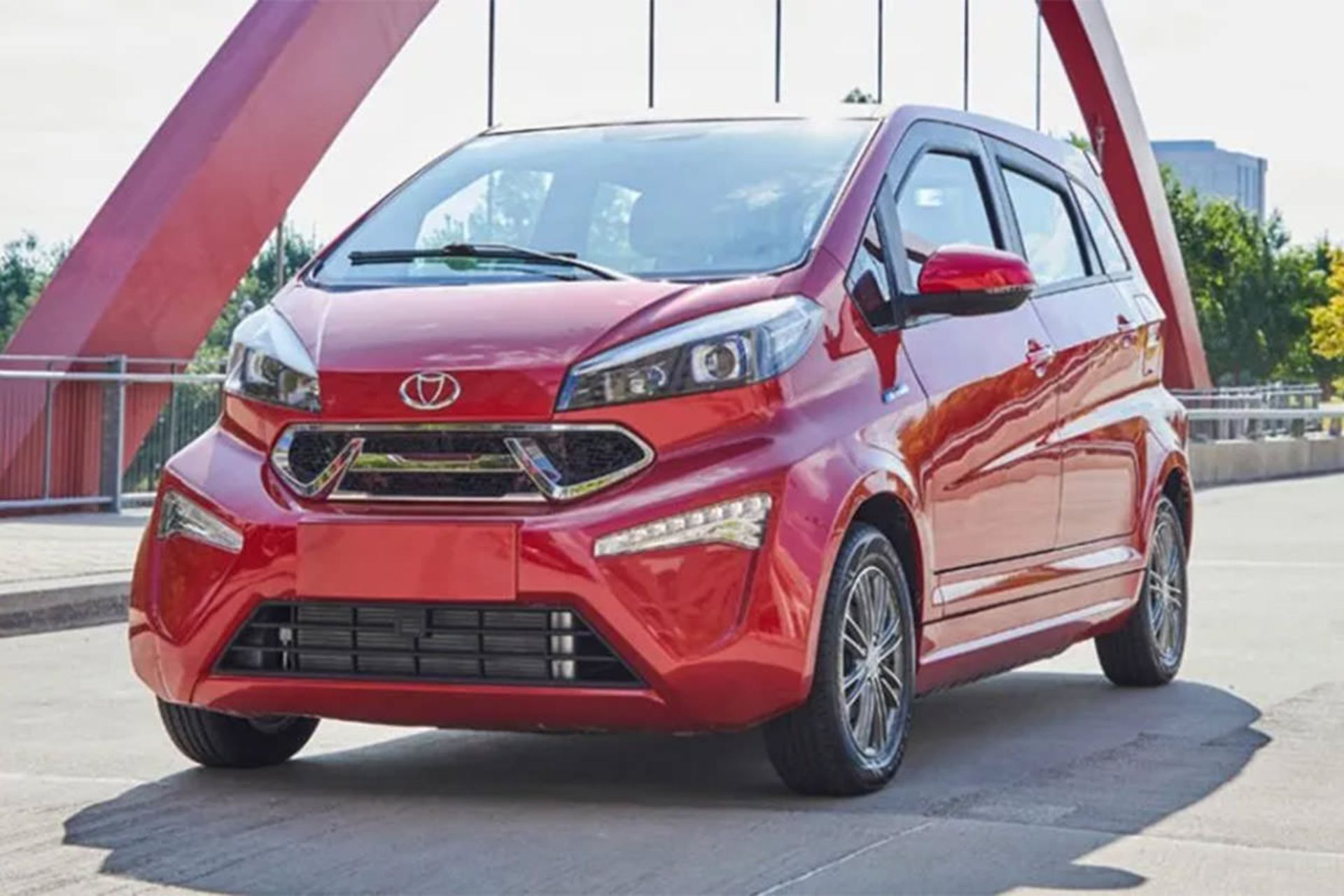 خودروی الکتریکی / electric car کوچک Kandi K27 برای بازار آمریکا با رنگ قرمز در اتوبان 