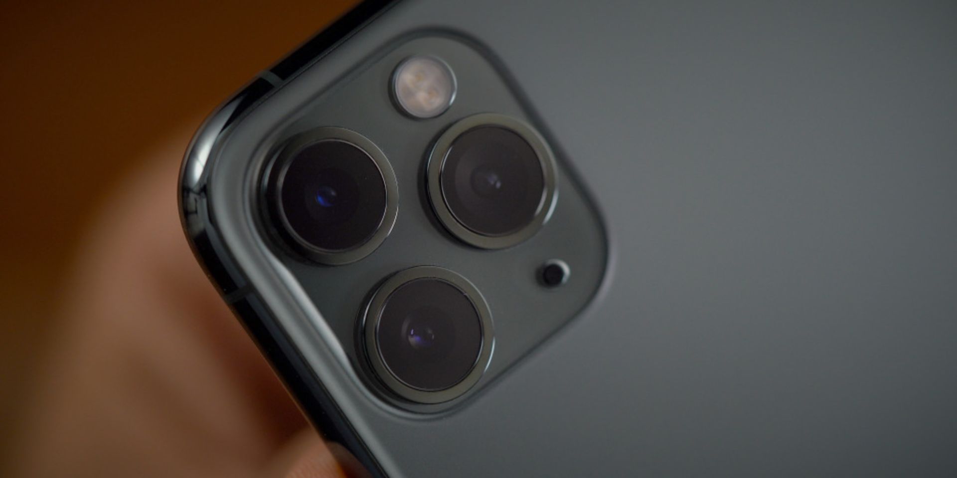 دوربین اصلی آیفون 11 پرو اپل / Apple iPhone 11 از نمای نزدیک