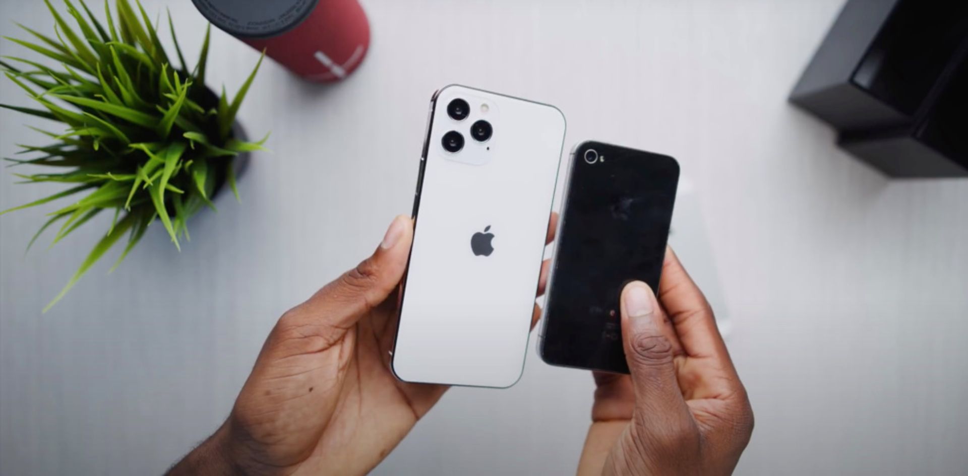 آیفون 12 اپل / iPhone 12 در کنار آیفون 4 / iPhone در دست