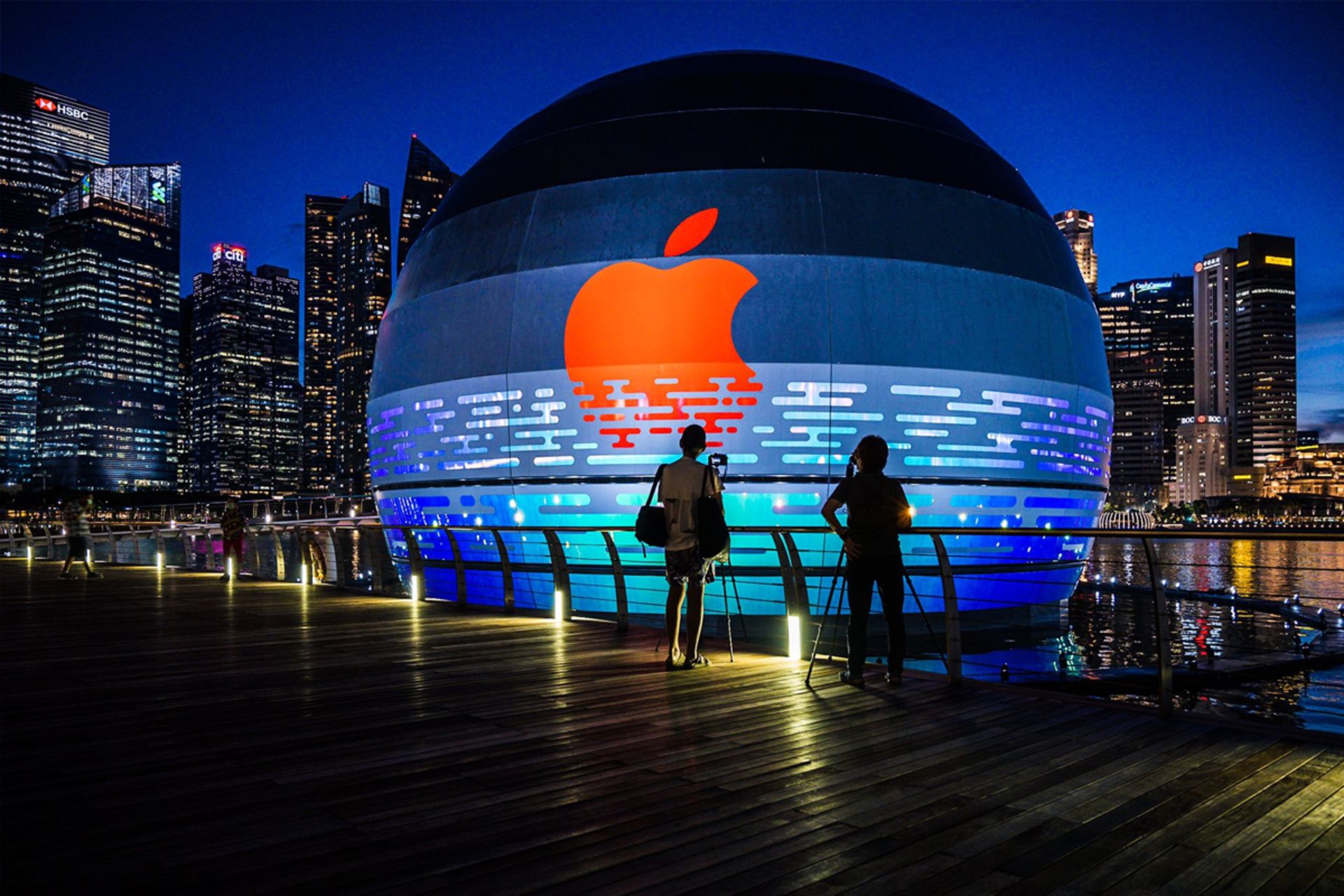 نمای جلو فروشگاه شناور اپل / Apple Marina Bay Sands با پس زمینه ساختمان و آسمان