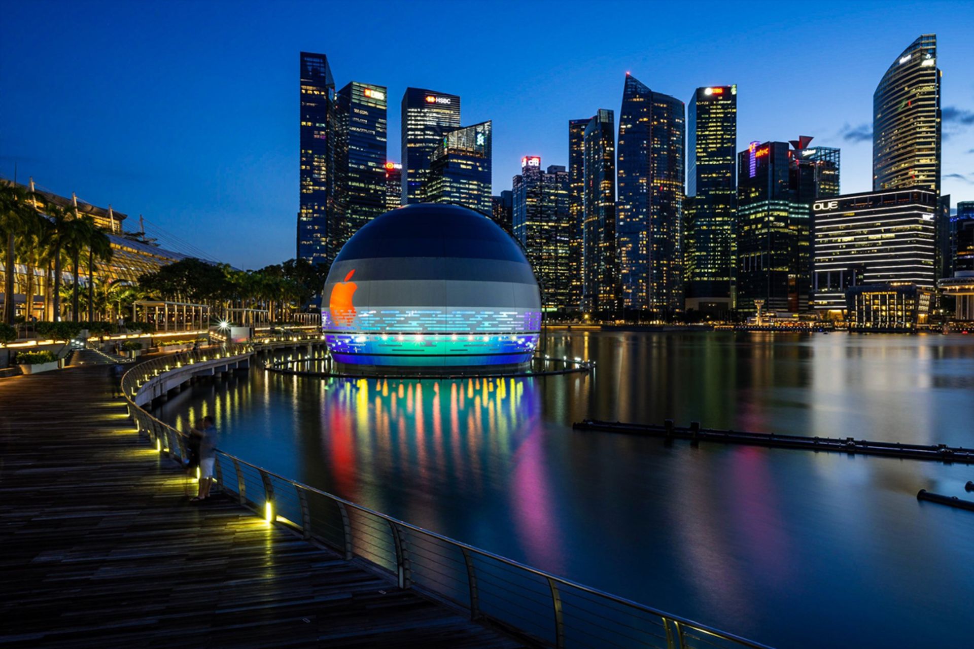 فروشگاه شناور اپل / Apple Marina Bay Sands روی آب ساختمان شهر در شب آسمان صاف