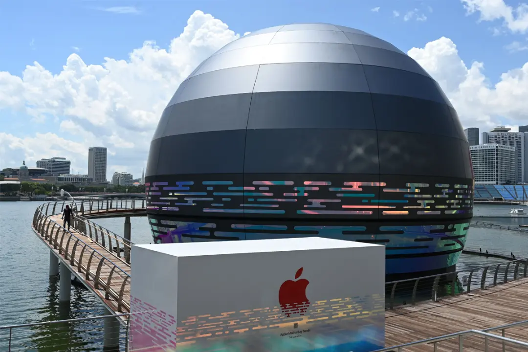 فروشگاه شناور اپل / Apple Marina Bay Sands شناور روی آب در روز آسمان ابری