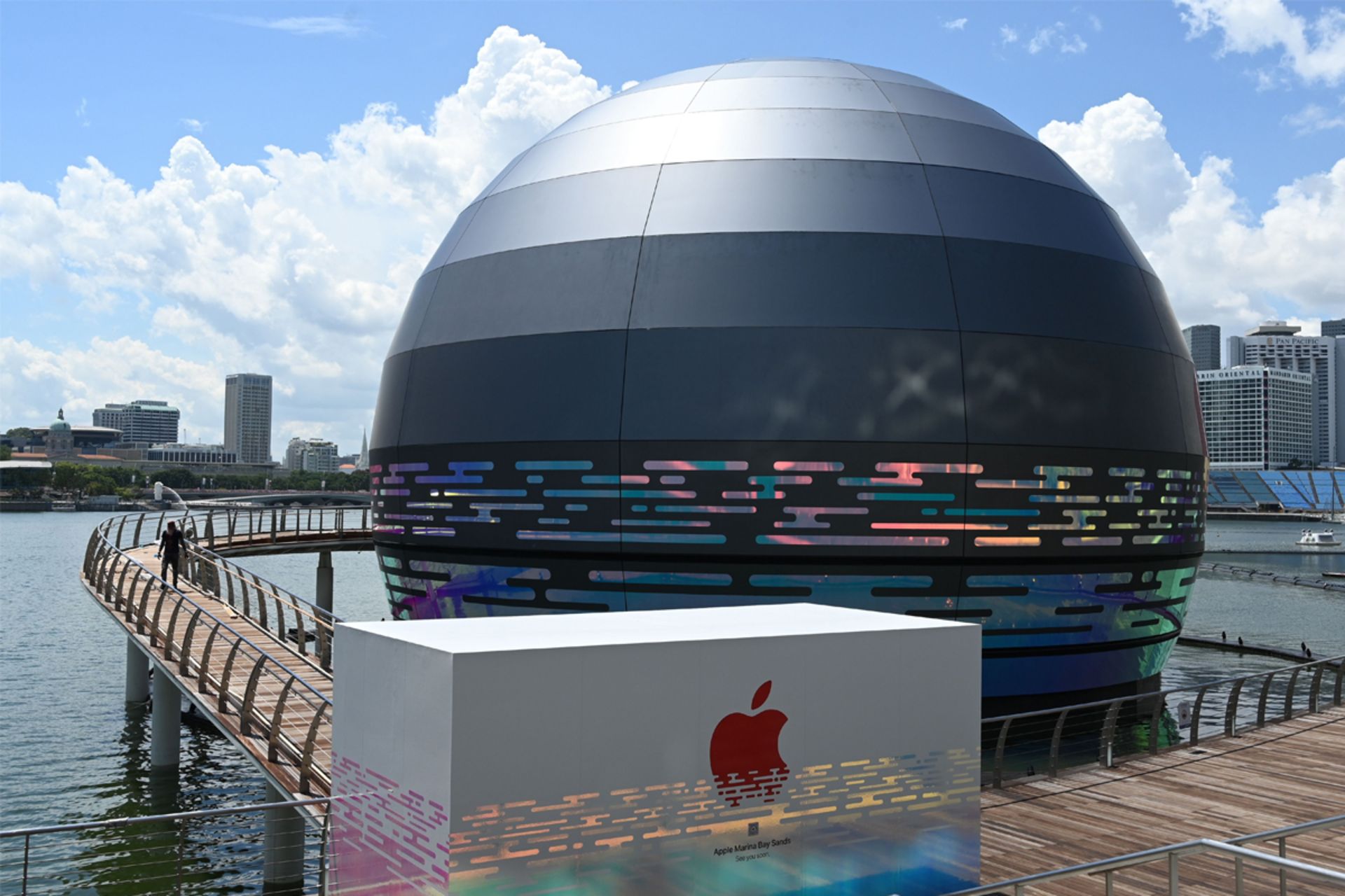 فروشگاه شناور اپل / Apple Marina Bay Sands شناور روی آب در روز آسمان ابری