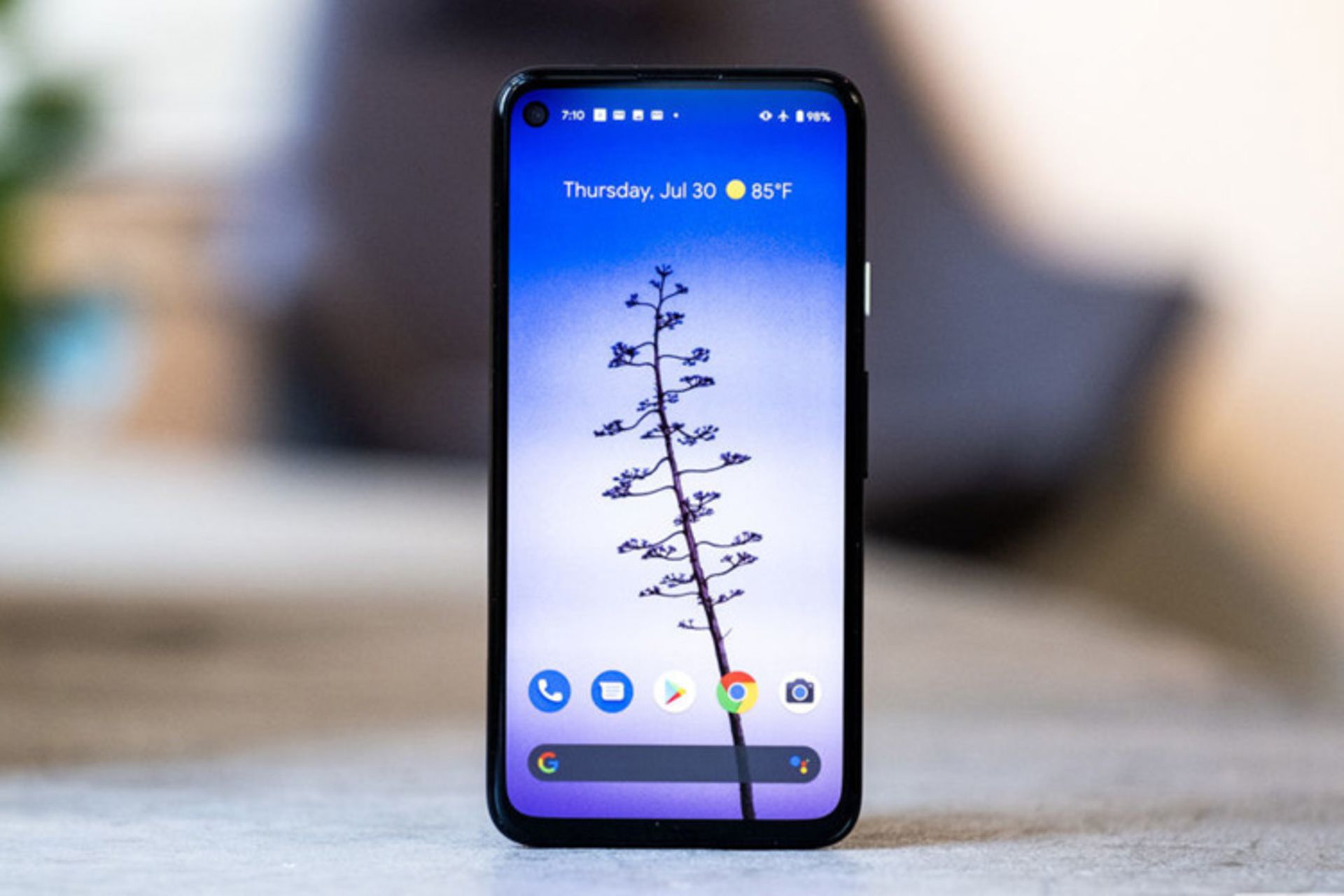 نمای جلویی از گوشی گوگل پیکسل 4a / google pixel 4a front view