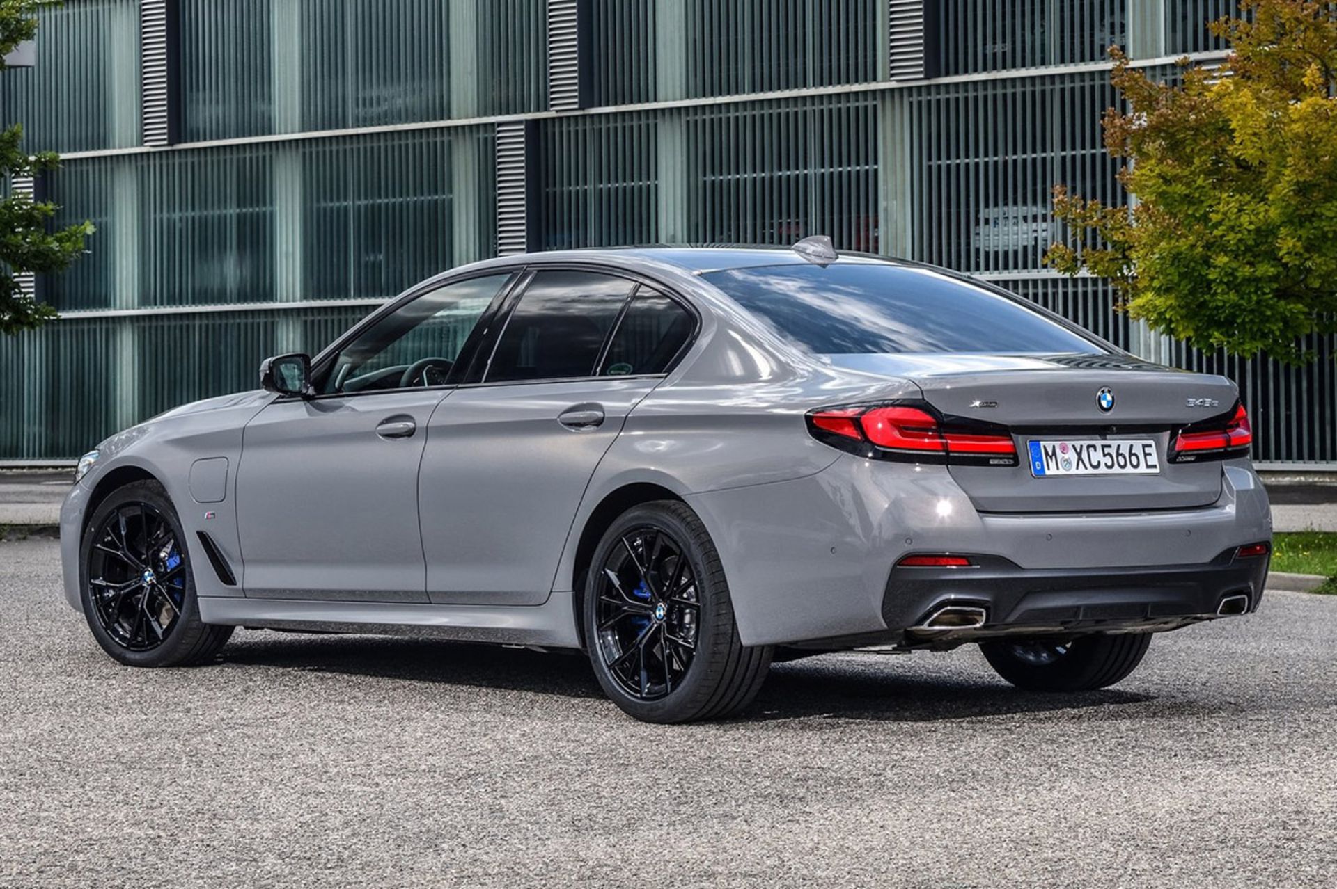 BMW 545e xDrive Sedan  بی ام ایکس سری 5 پلاگین هیبرید   نمای پشت