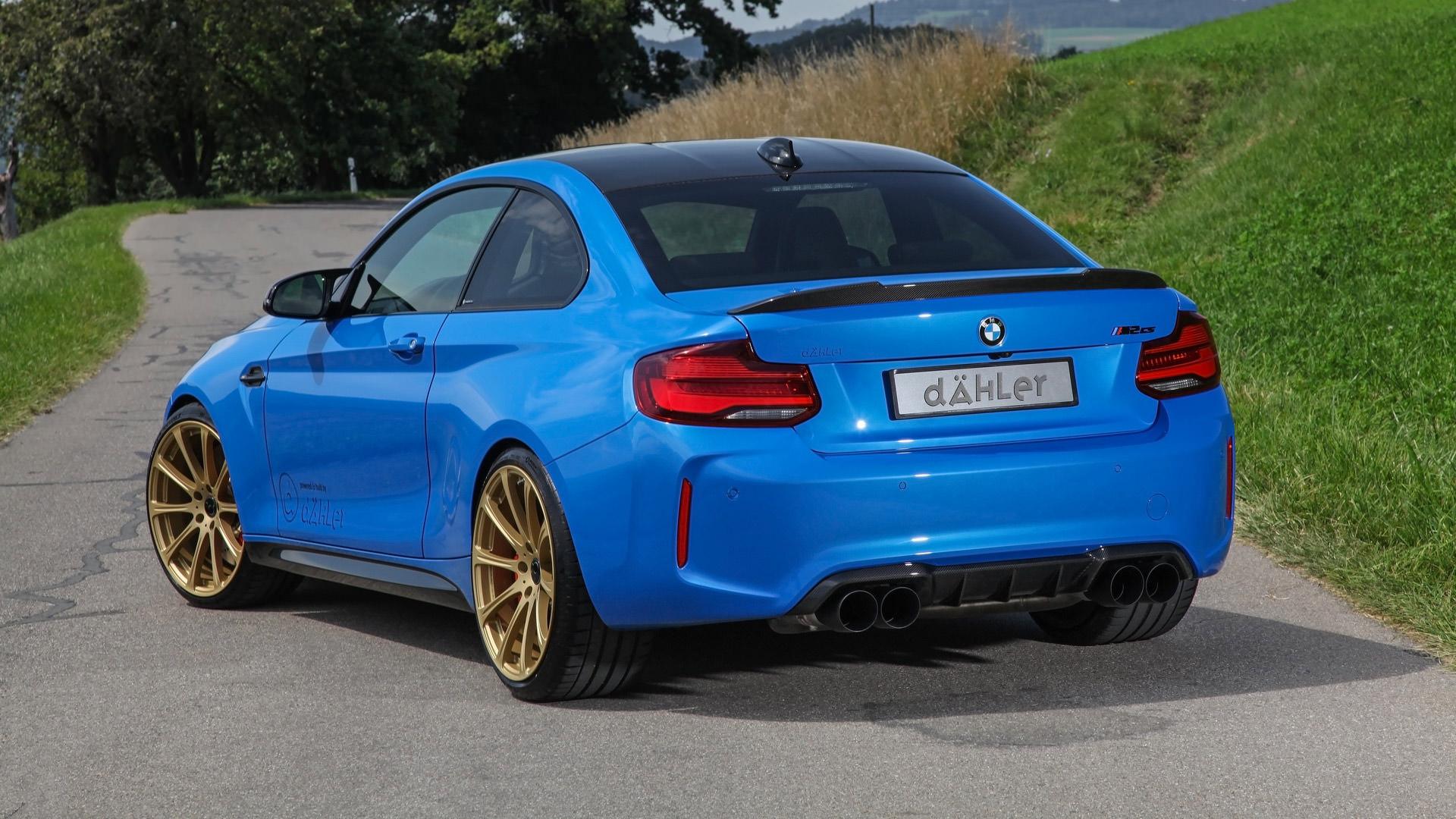 نمای عقب خودرو بی ام و ام 2 سی اس / Dahler BMW M2 CS آبی رنگ با تیونینگ داهلر در کنار سبزه و علف