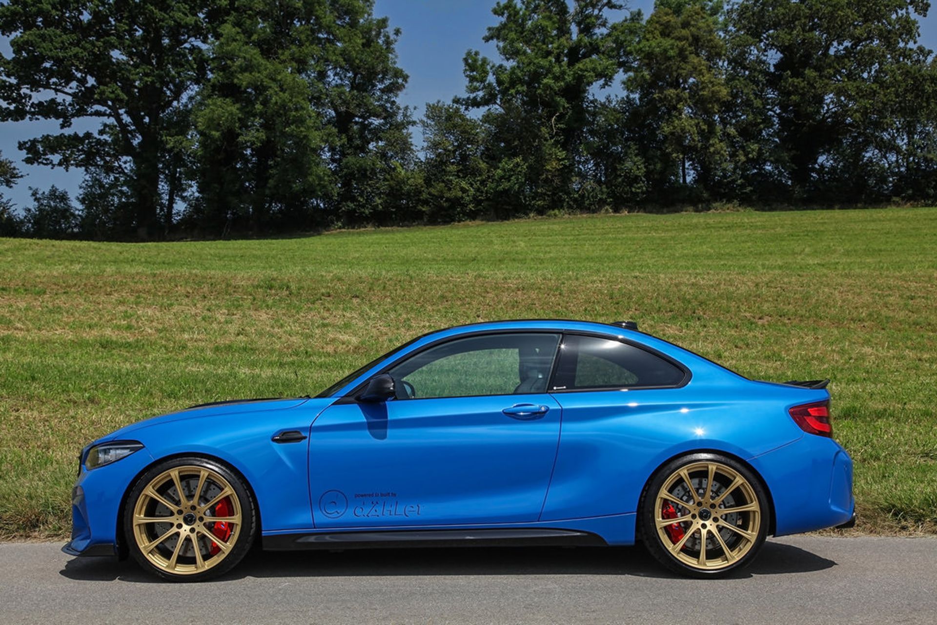 نمای جانبی خودرو بی ام و ام 2 سی اس / Dahler BMW M2 CS آبی رنگ با تیونینگ داهلر 