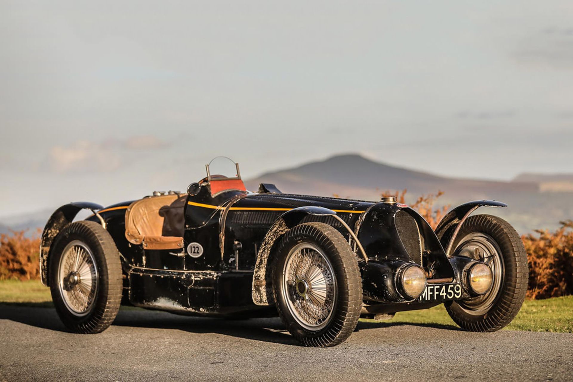 نمای جلو خودرو اسپرت بوگاتی تایپ 59 / Bugatti Type 59 در کنار منظره سبز