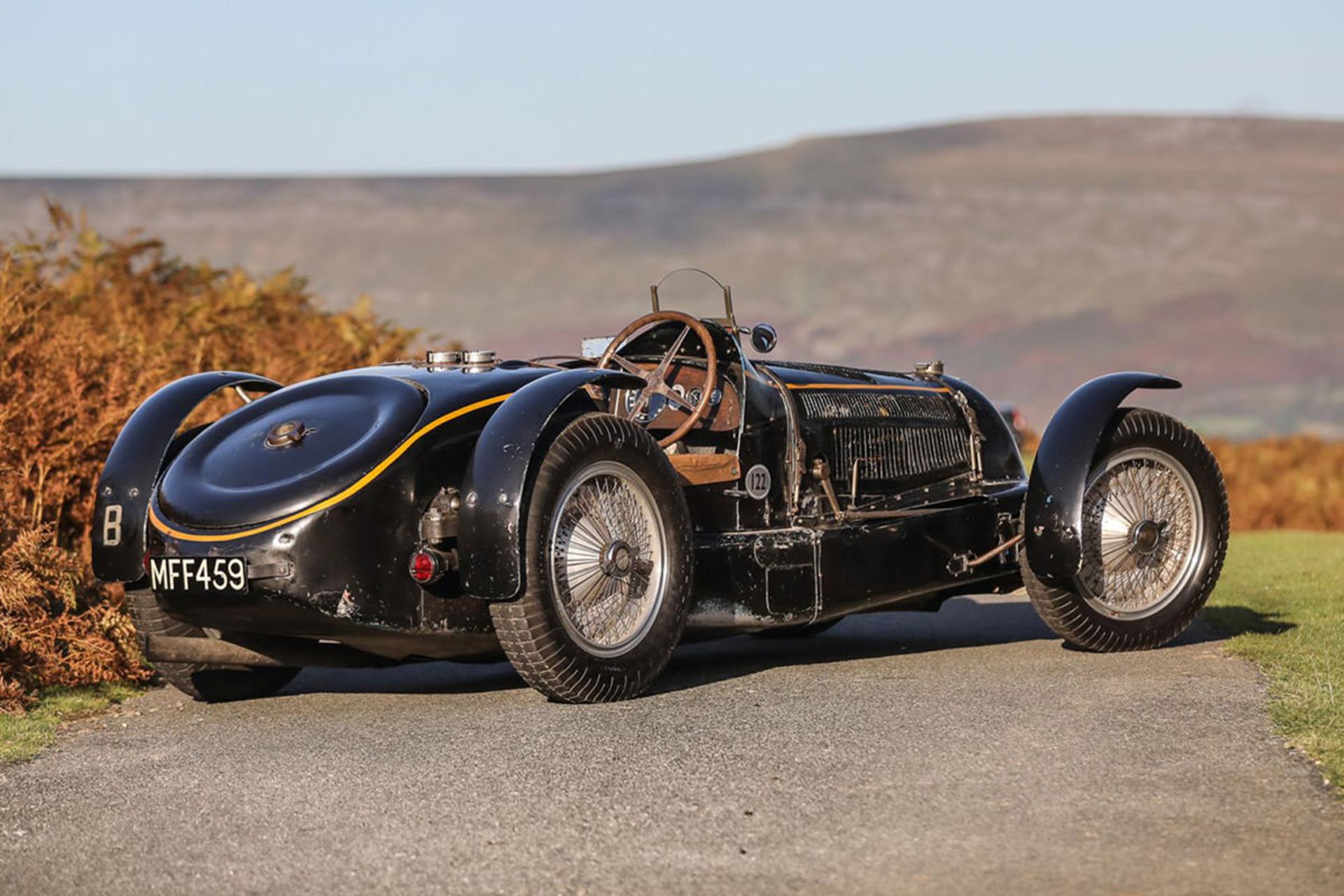 نمای عقب خودرو اسپرت بوگاتی تایپ 59 / Bugatti Type 59 در کنار منظره سبز