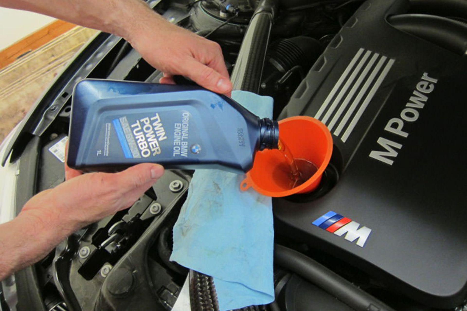 تعویض روغن پیشرانه خودرو بی ام و / BMW engine Oil Change در گاراژ خانگی توسط مالک