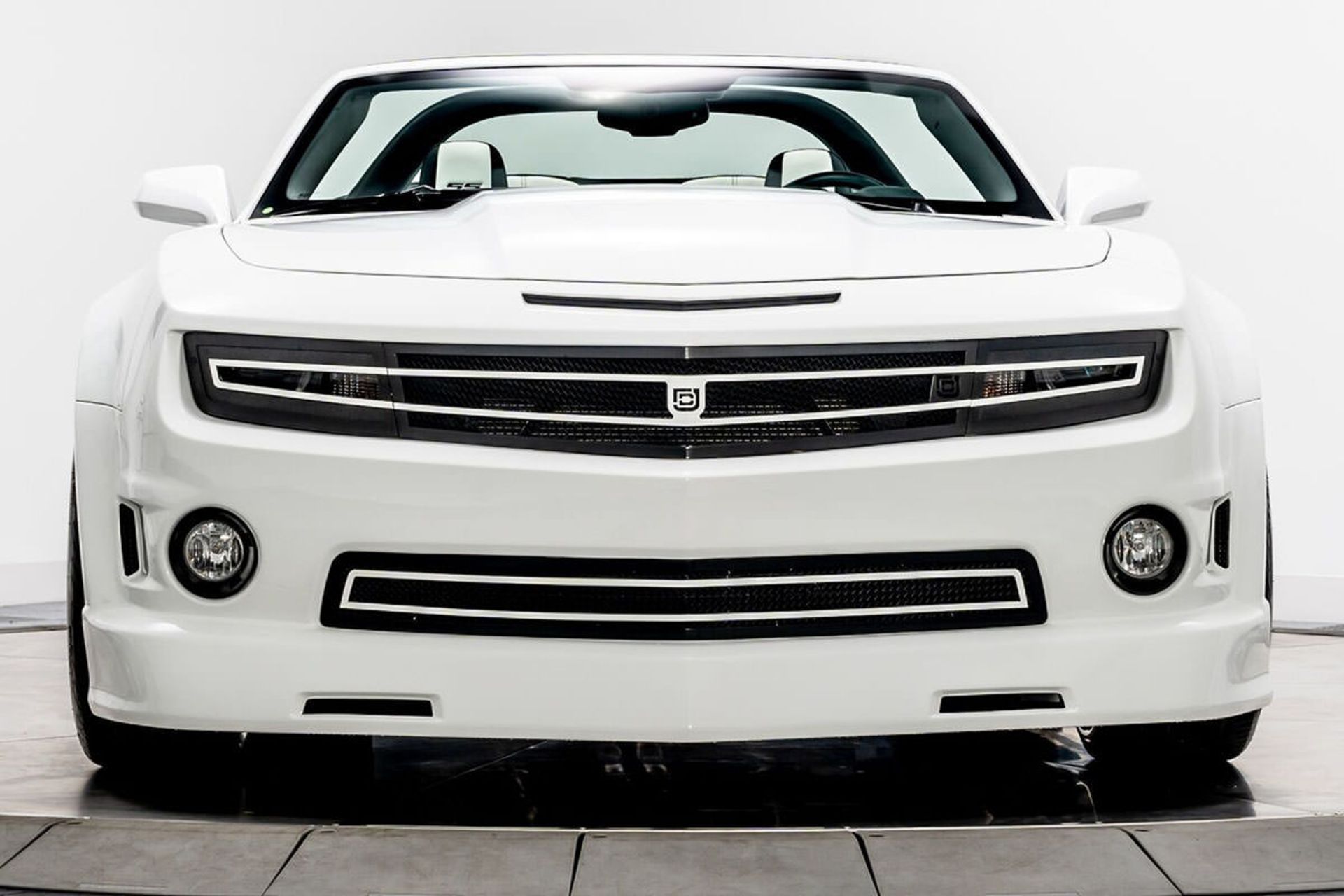 نمای جلو خودروی عضلانی اسپرت شورولت کامارو اس اس / 2011 Chevrolet Camaro SS سفید رنگ با کیت بدنه