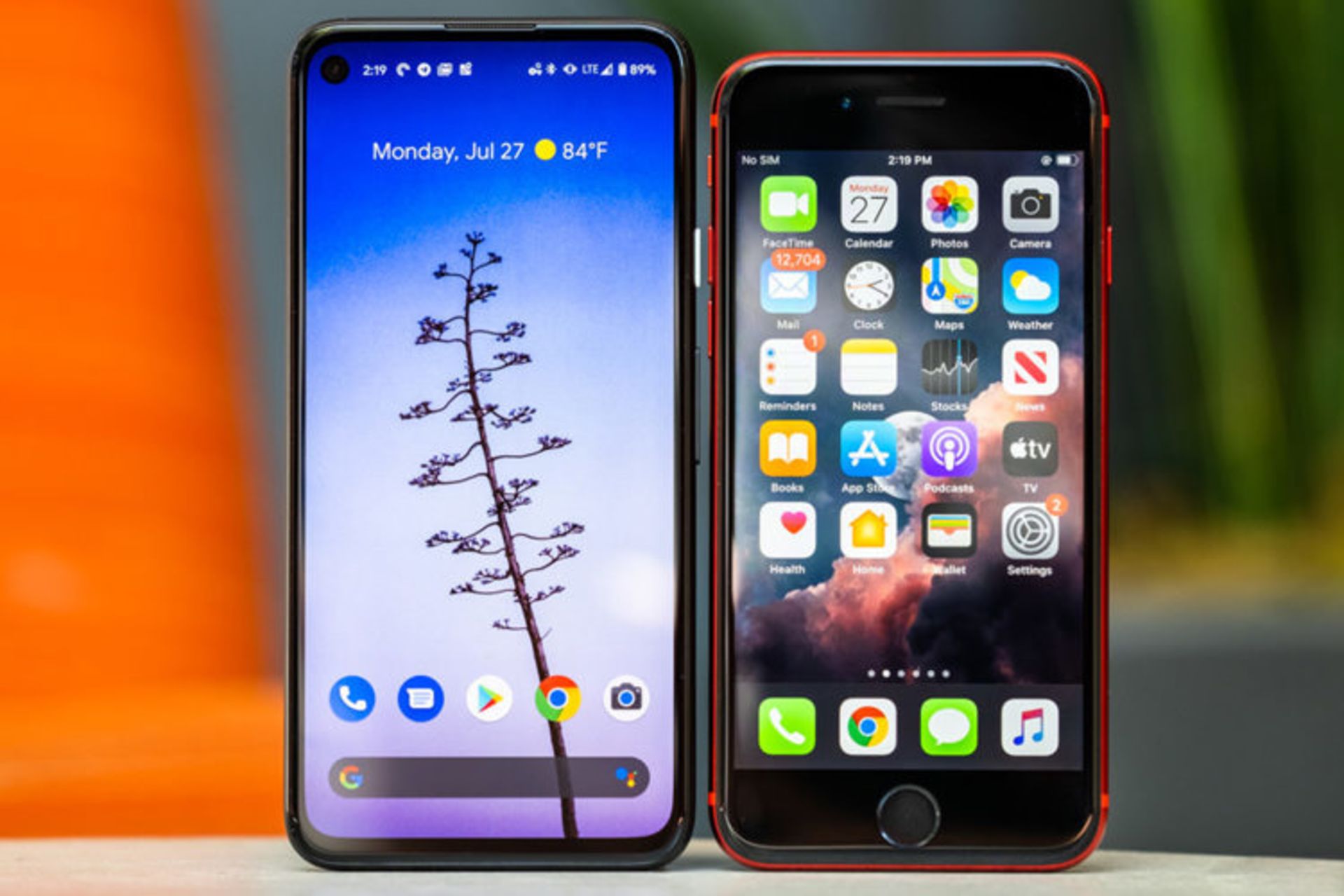 دو گوشی پیکسل 4a و آیفون se 2020 در کنار هم