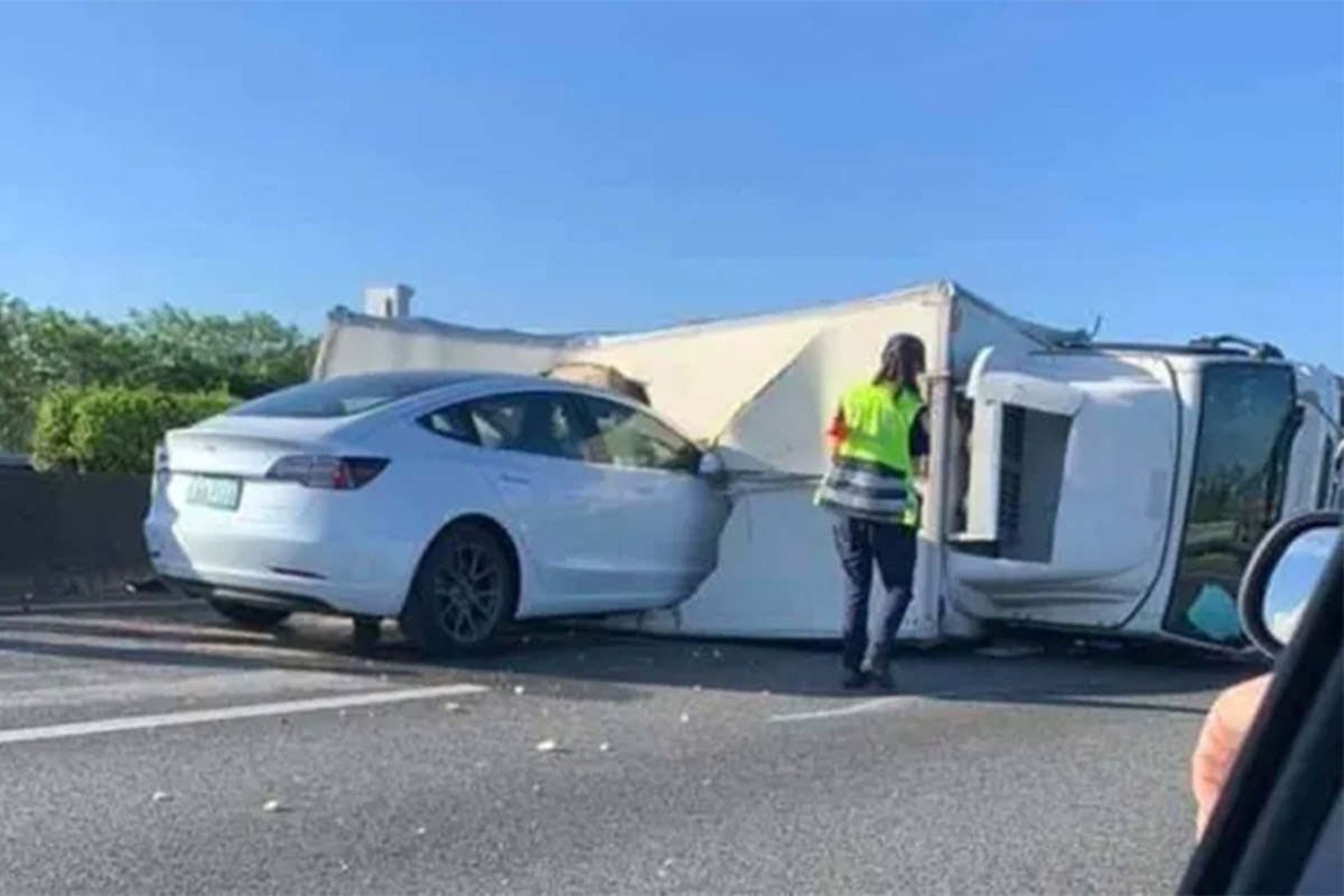 صحنه تصادف خودروی الکتریکی / electric car تسلا / tesla مجهز به سیستم نیمه خودران اتوپایلوت با کامیون در بزرگراه 