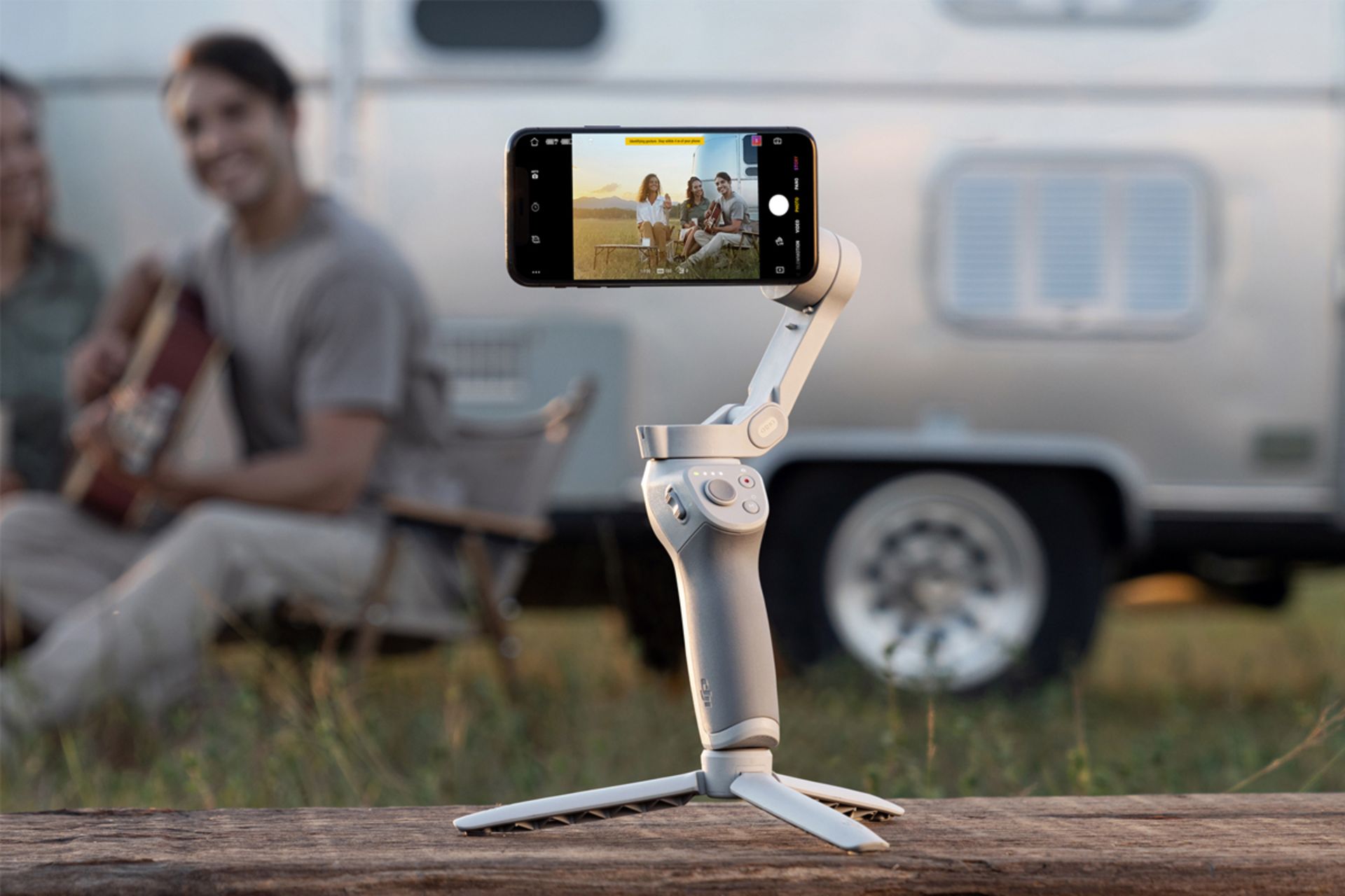 دی جی آی آزمو موبایل 4 / DJI Osmo Mobile 4 روی سطح چوبی درحال فیلمبرداری